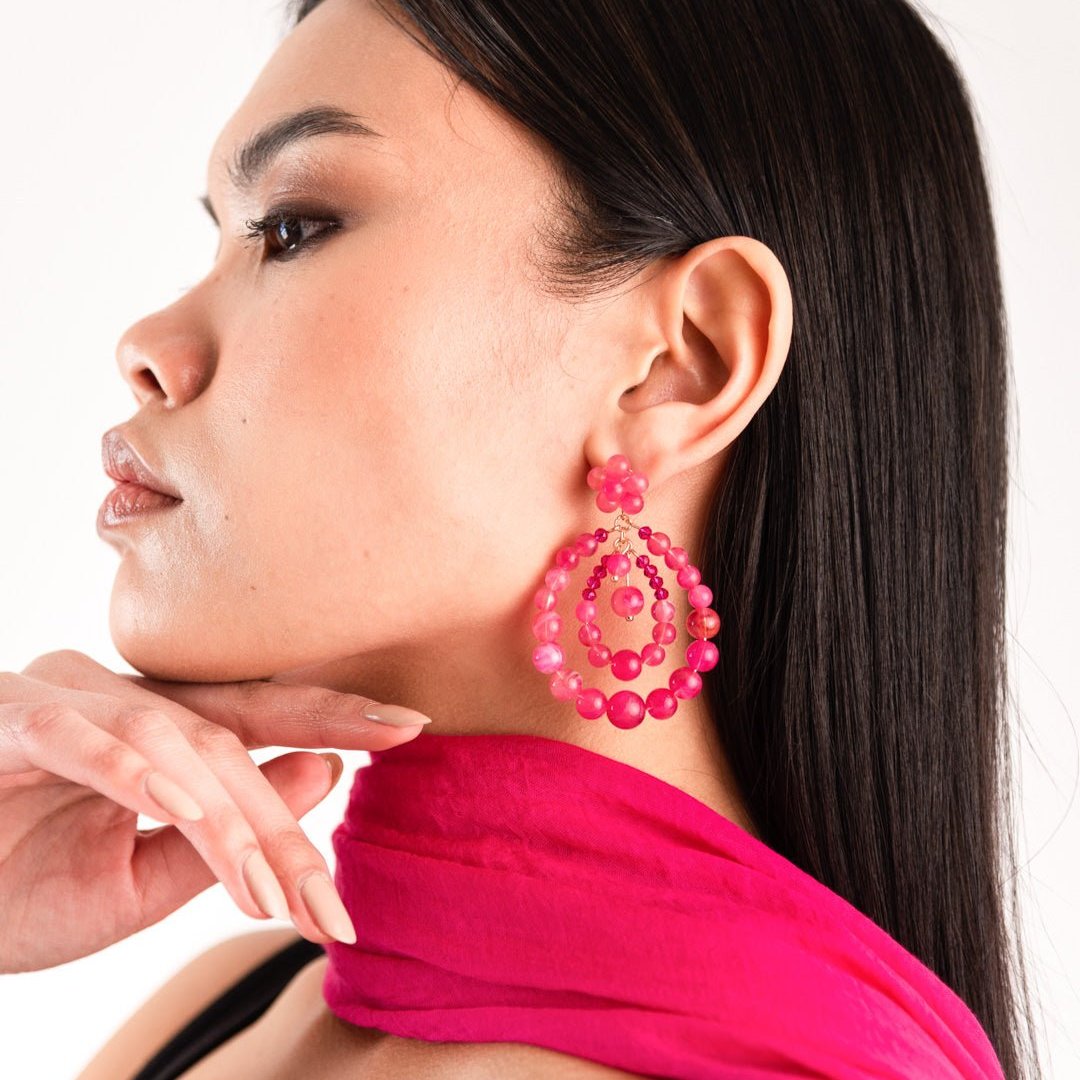 Orecchini strutturati a goccia con perline in acrilico fucsia - Mya Accessories
