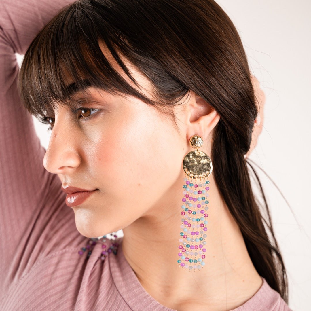 Orecchini in metallo lungo con cascata di fili di microcristalli multi fucsia - Mya Accessories