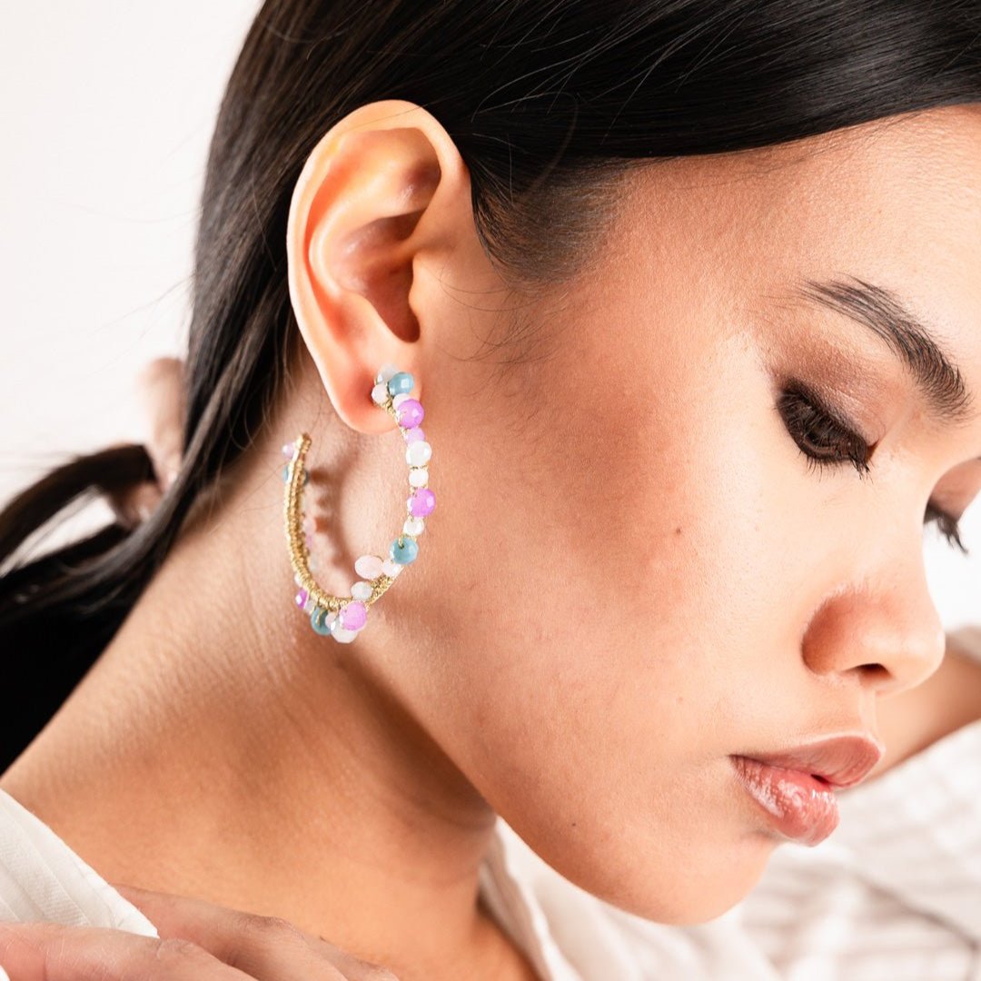 Orecchini in ottone a semicerchio in tessuto con microcristalli multi lilla - Mya Accessories