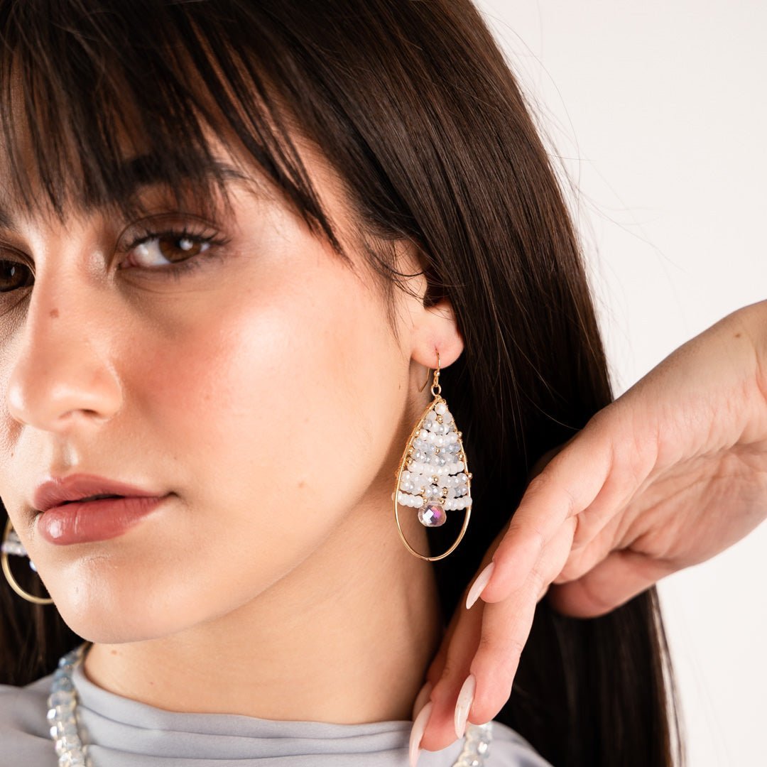 Orecchini pendenti a forma di goccia con microcristalli tono bianco - Mya Accessories