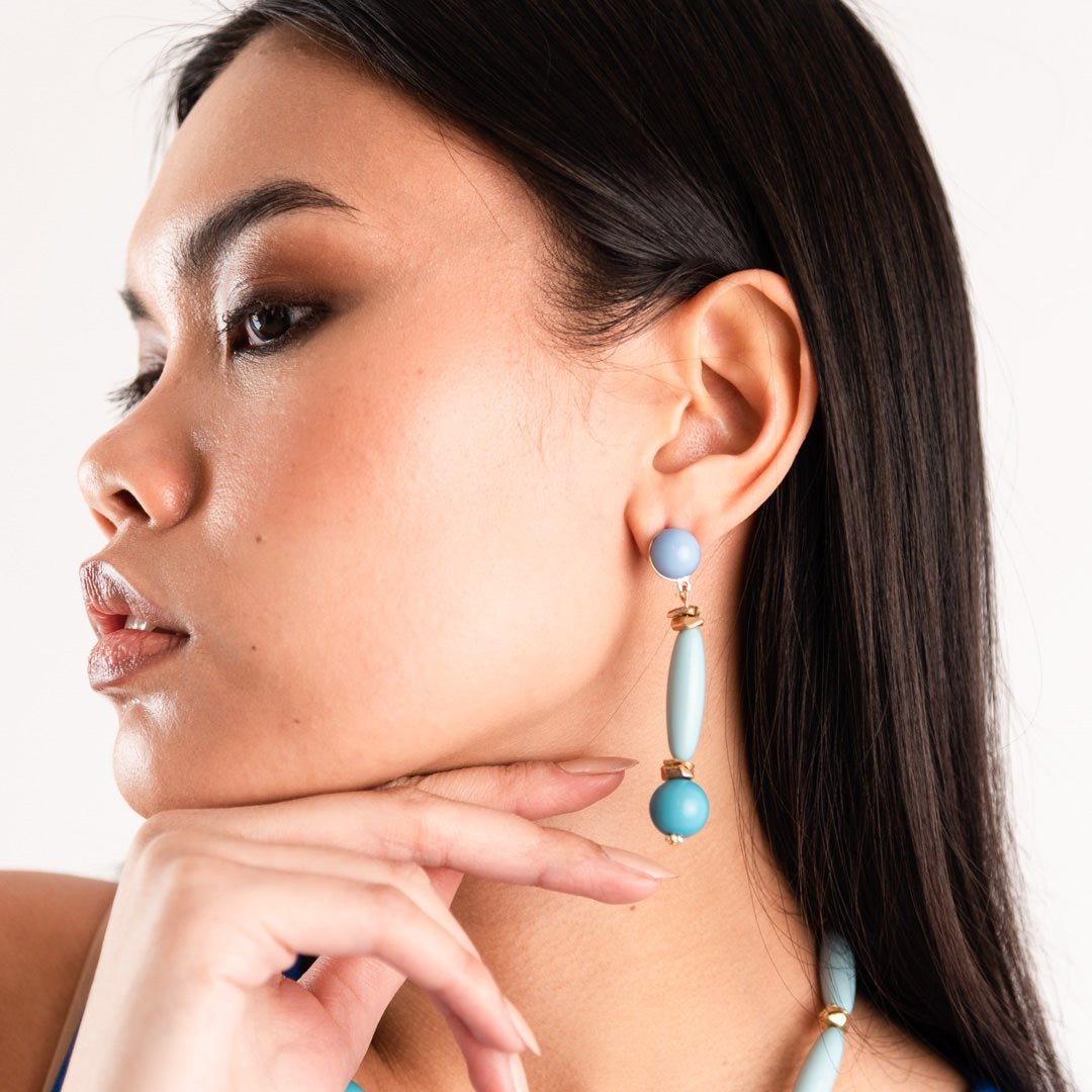 Orecchini in acrilico tubolari pendenti tono celeste - Mya Accessories