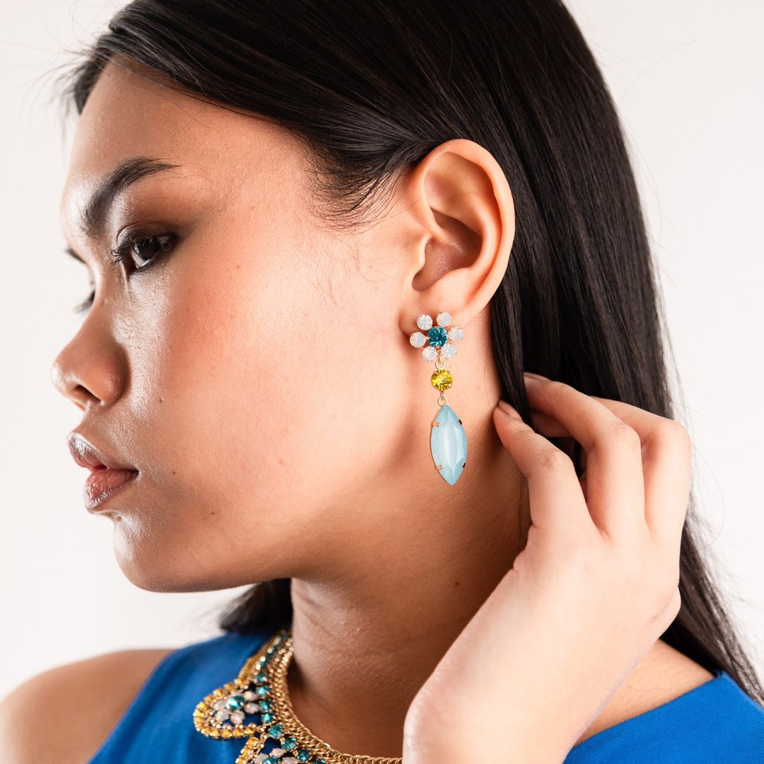 Orecchini pendenti metallo con margherite in vetro bianco, celeste e giallo - Mya Accessories