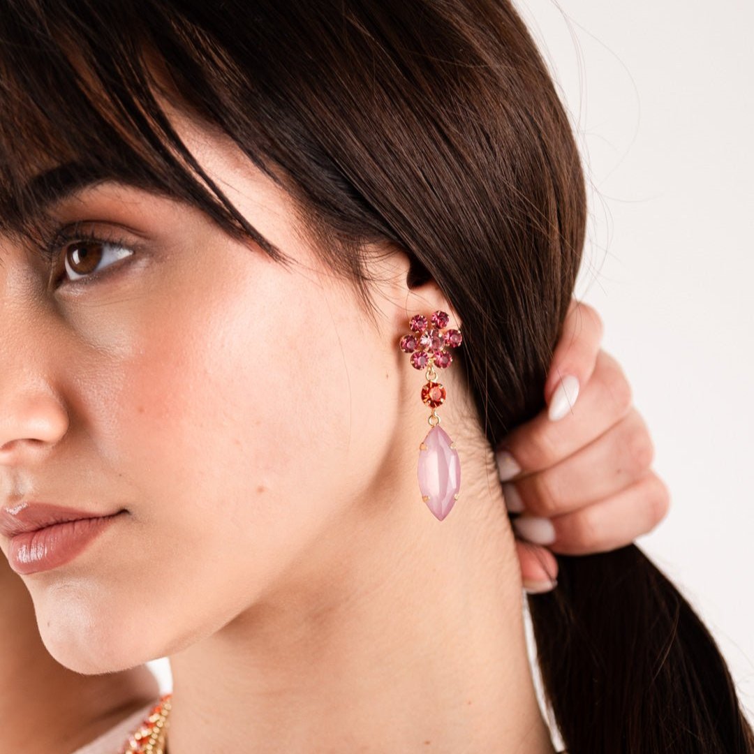 Orecchini pendenti metallo con margherite in vetro multi rosa - Mya Accessories