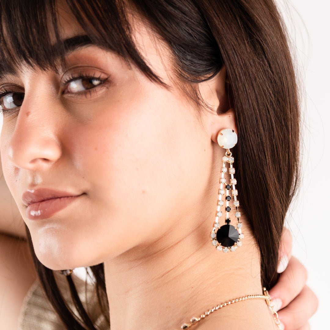 Orecchini pendenti in metallo, goccia con strass bianchi e neri - Mya Accessories