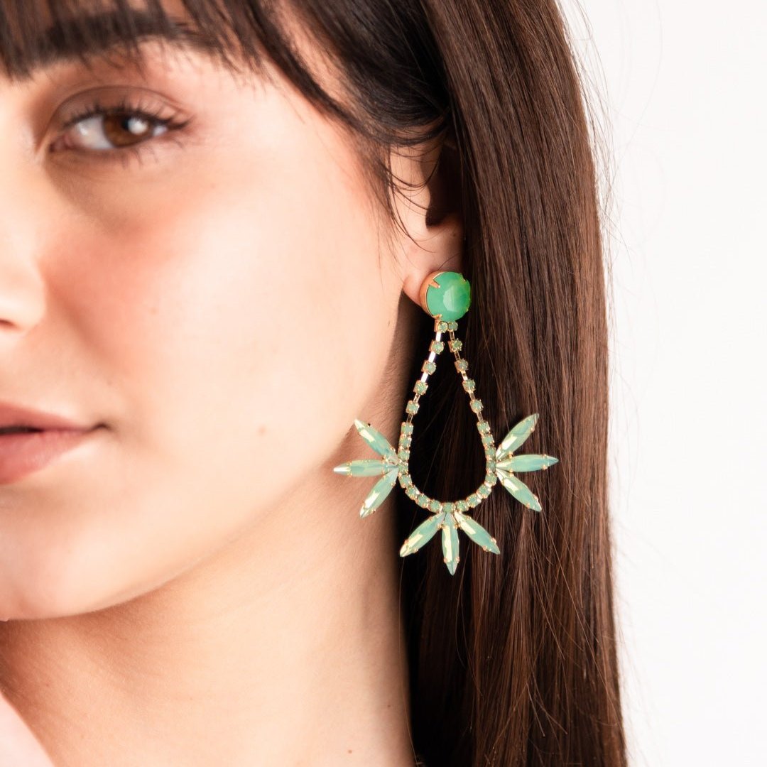 Orecchini chic pendenti in metallo, con pietre in vetro verde salvia - Mya Accessories