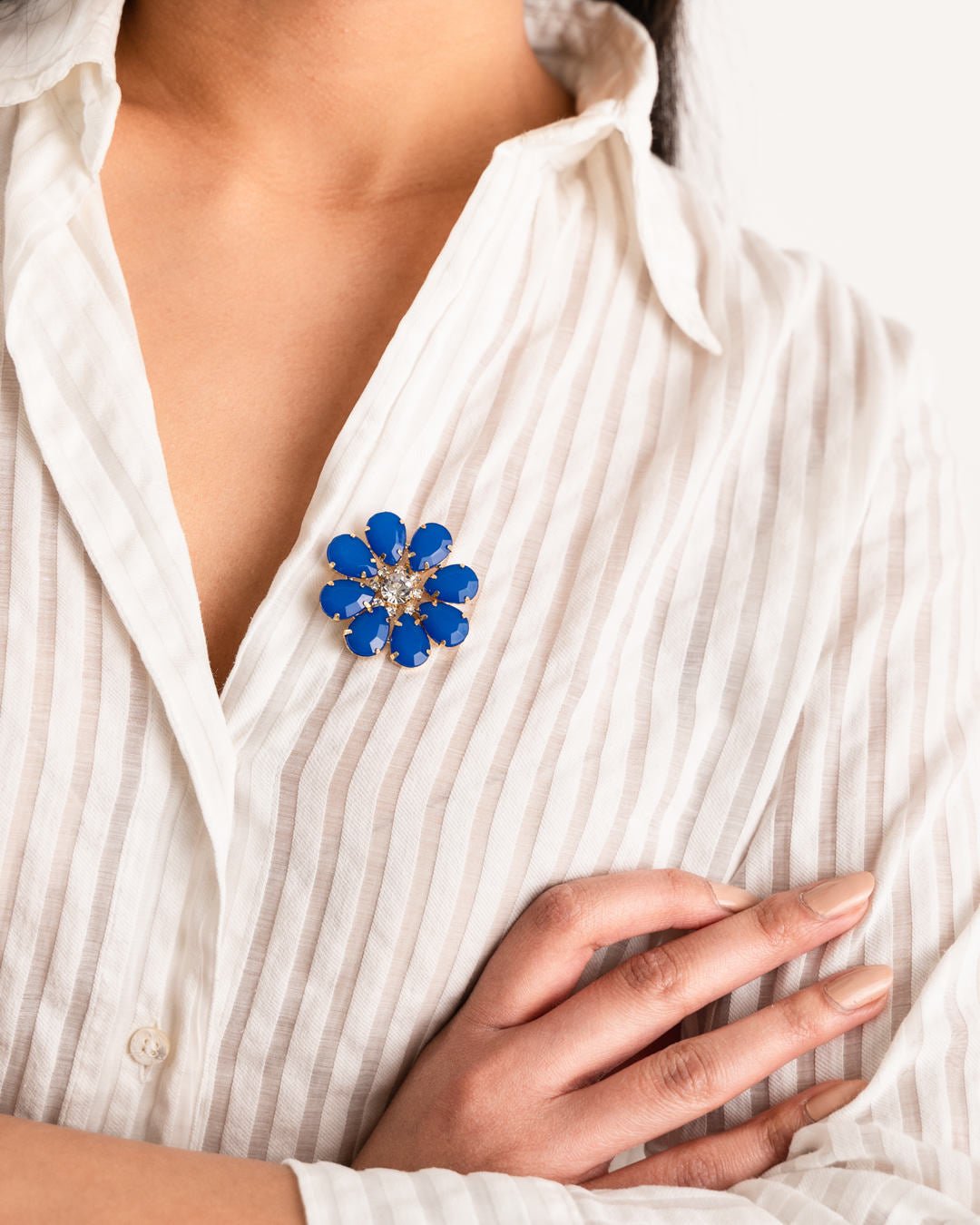 Spilla in ferro con fiore in resina blu - Mya Accessories