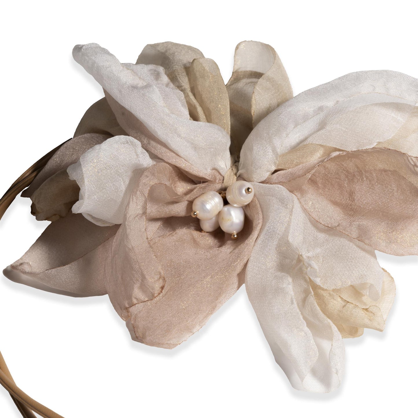 Collana con laccio in cuoio e fiore in tessuto bianco e beige - Mya Accessories