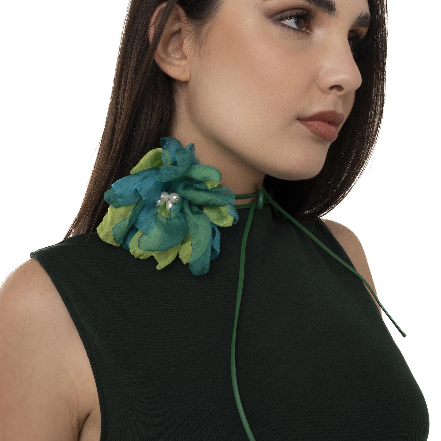 Collana con laccio in cuoio e fiore in tessuto verde petrolio e lime - Mya Accessories