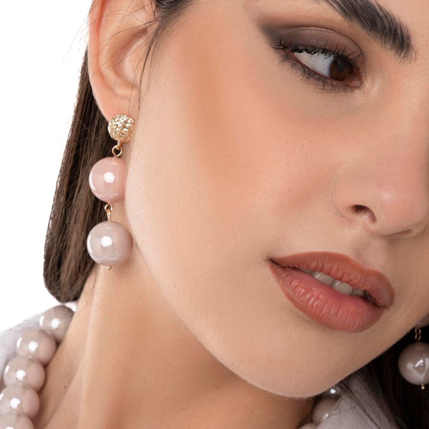 Orecchini pendenti con due sfere in acrilico lucido rosa e bianco - Mya Accessories