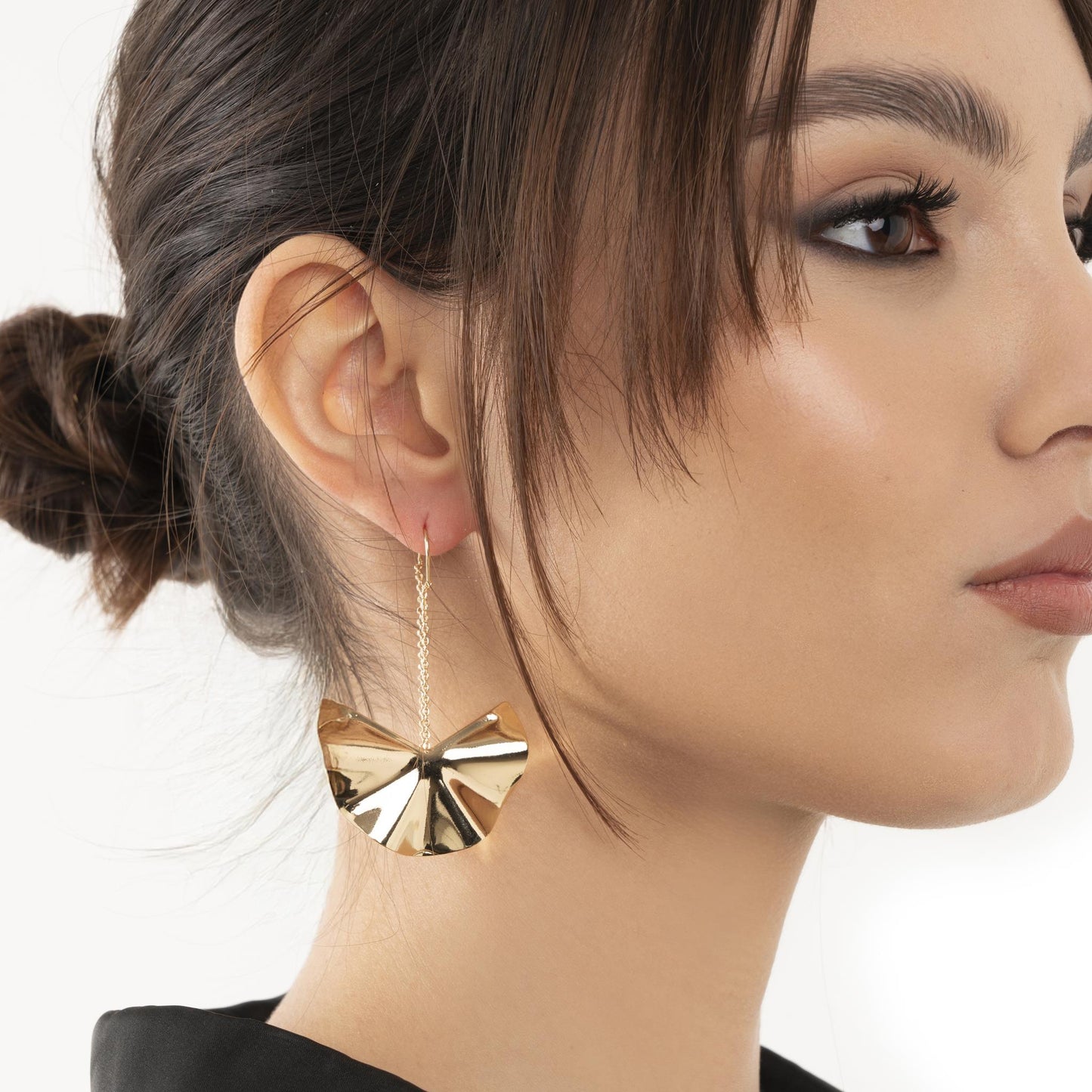 Orecchini pendenti a catena con fiore in metallo lucido - Mya Accessories