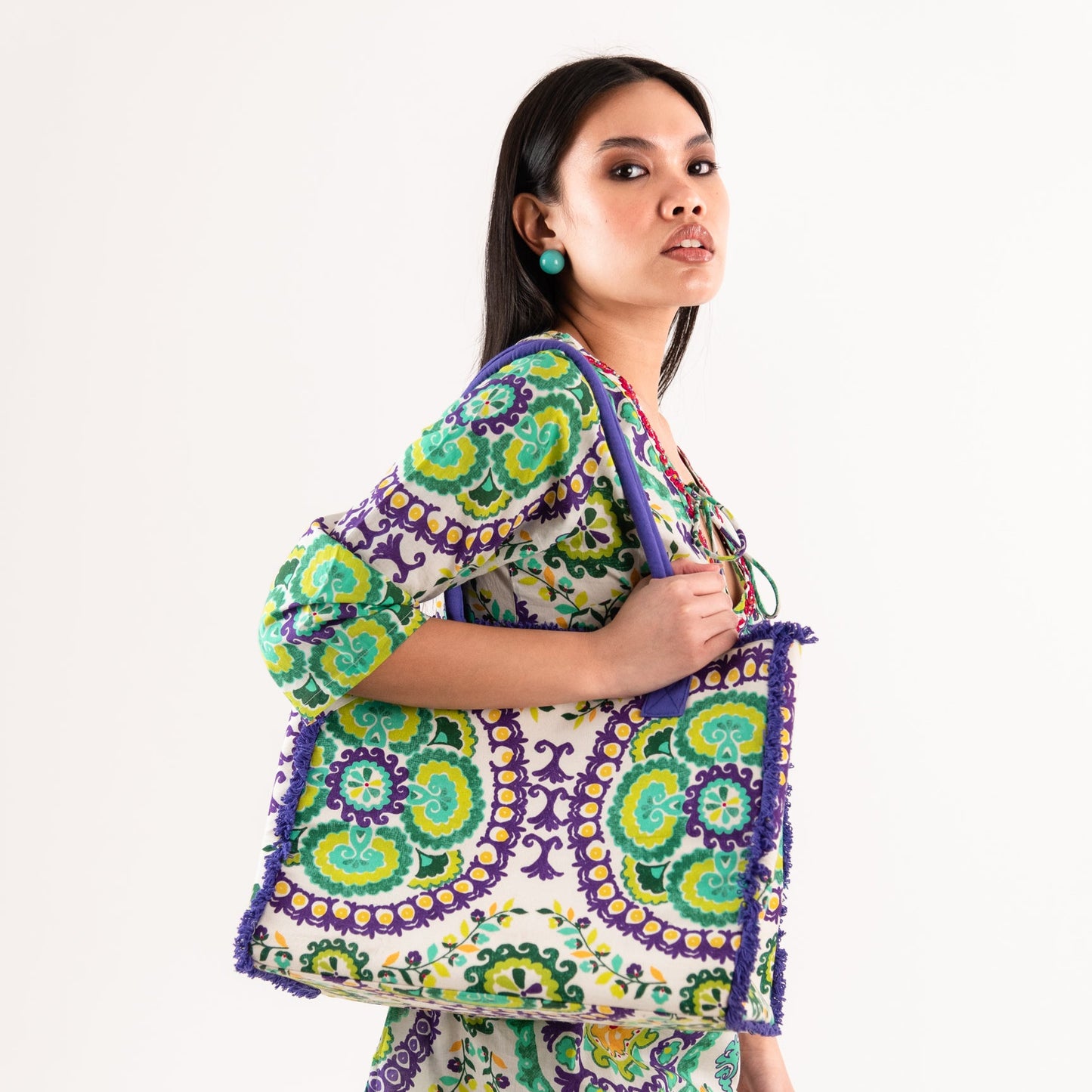 Borsa mare in cotone con stampa a fiori viola e verde