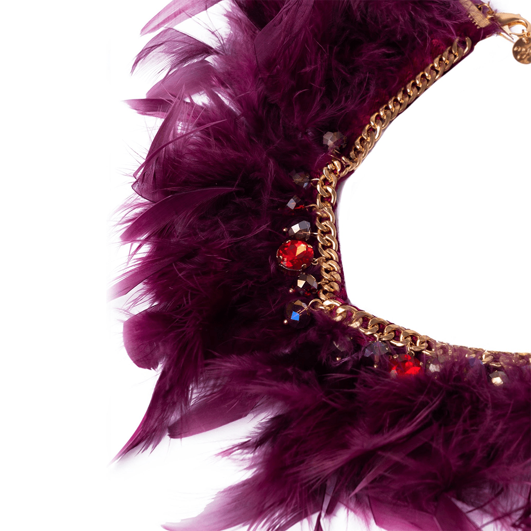 Collana girocollo in metallo con pietre in vetro e piume viola - Mya Accessories