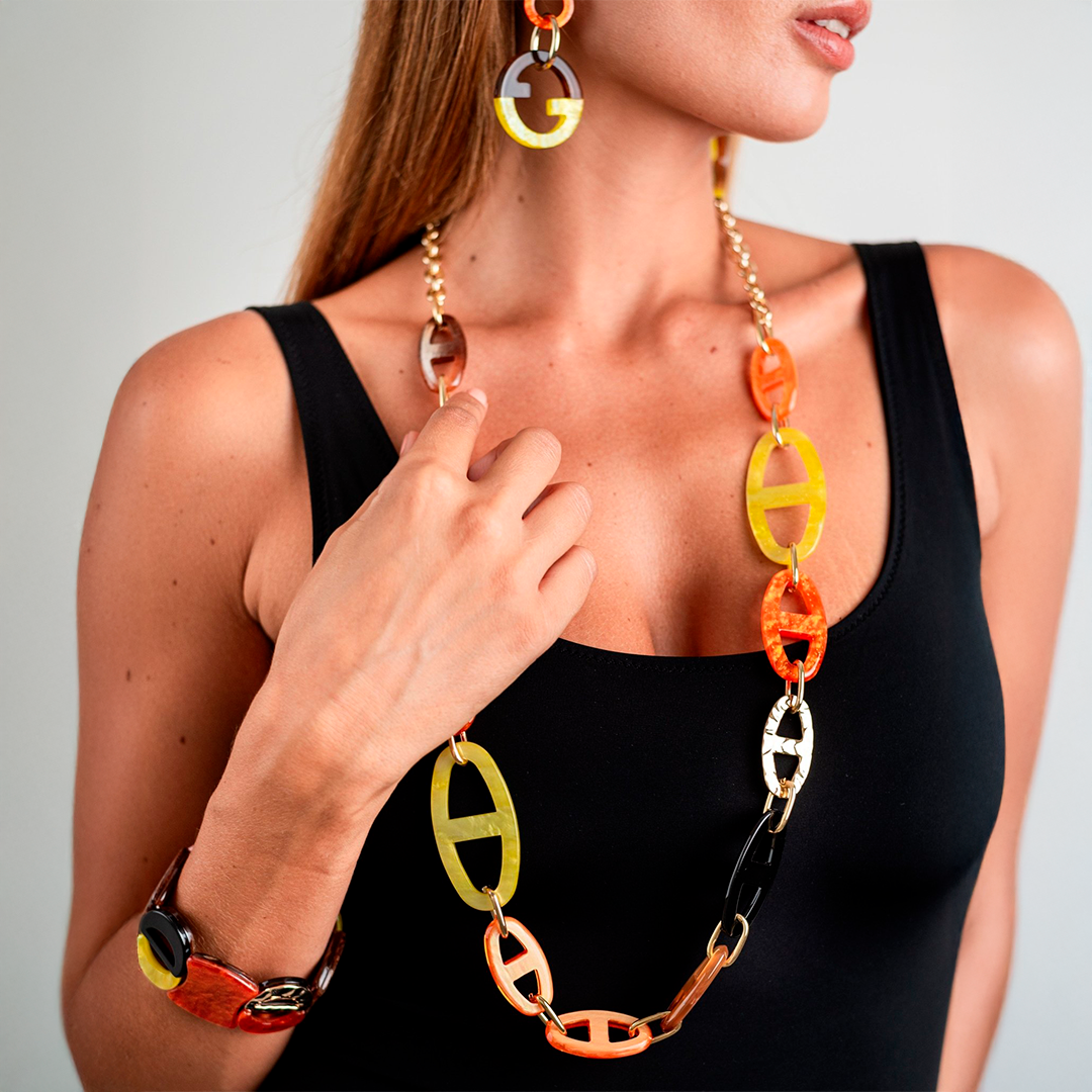 Collana lunga in metallo con inserti in acrilico arancio e gialli