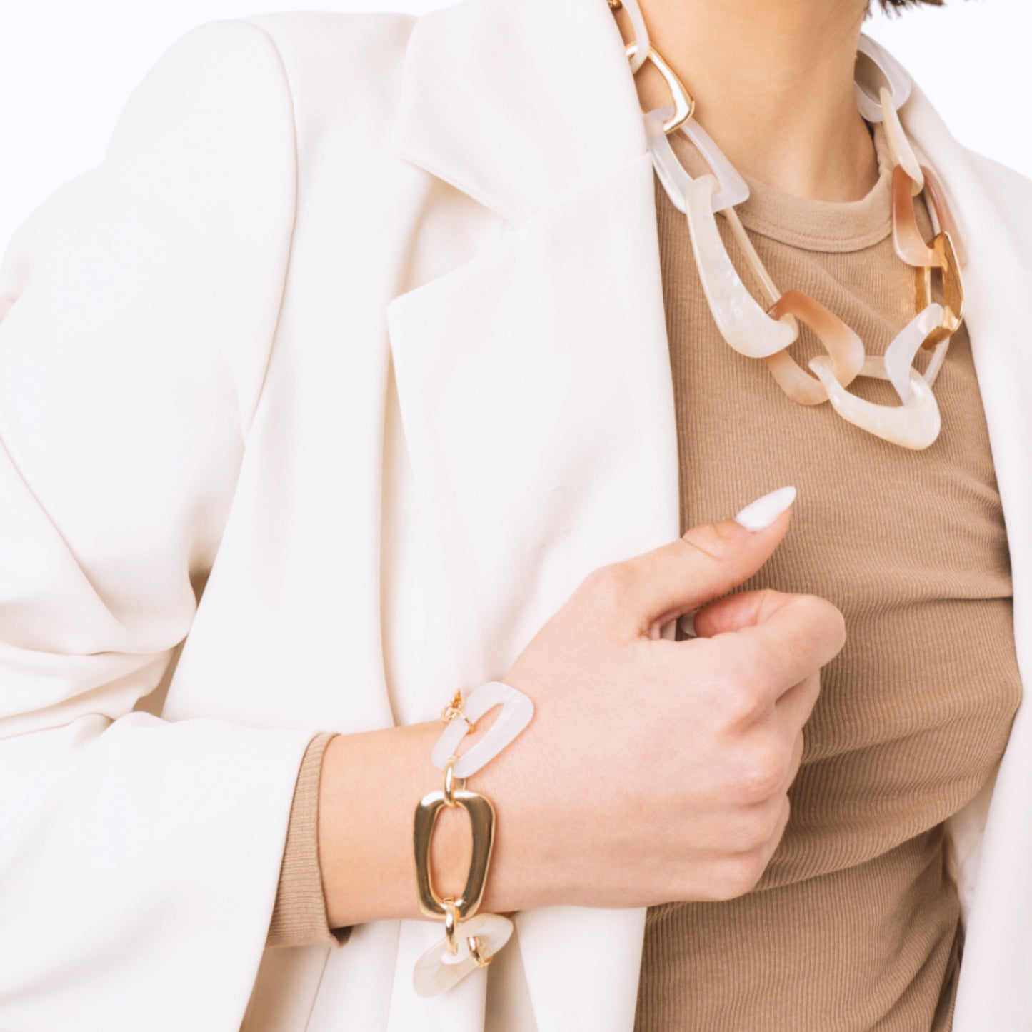 Bracciale in metallo con maglia in acrilico bianca e beige