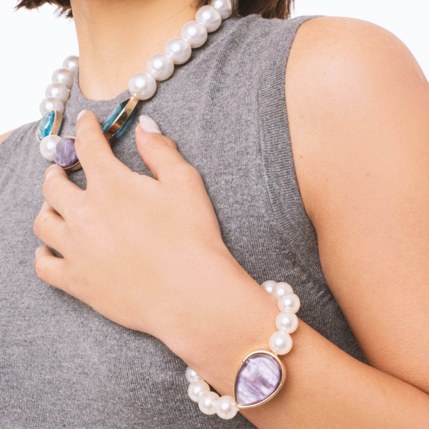 Bracciale elastico in acrilico con sfere perlate e goccia viola