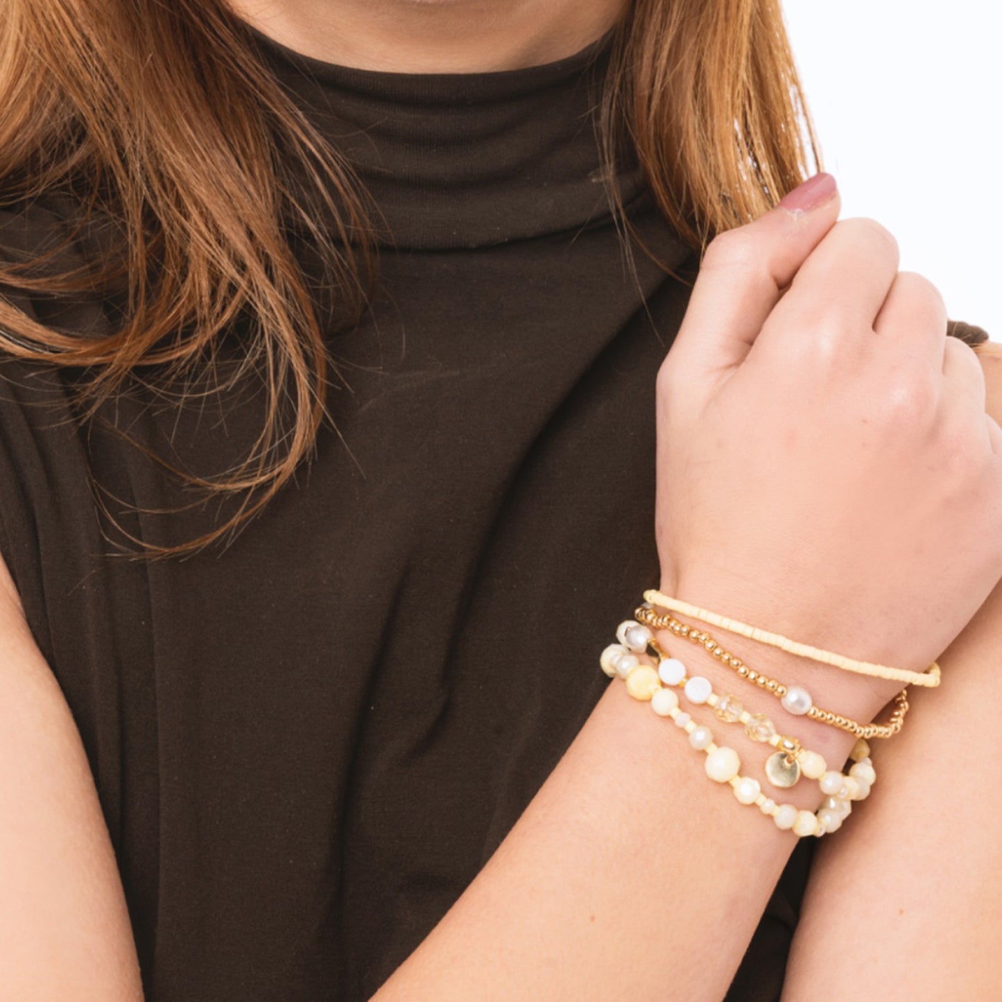 Bracciale elastico multi filo con pietre in vetro e conchiglie gialle