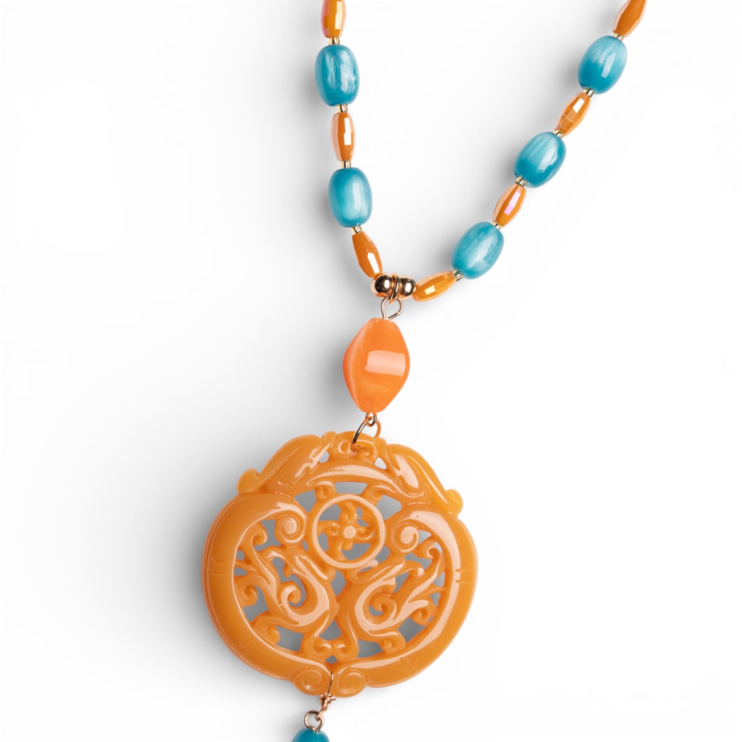 Collana lunga con pietre in acrilico e vetro, pendente mandala arancio