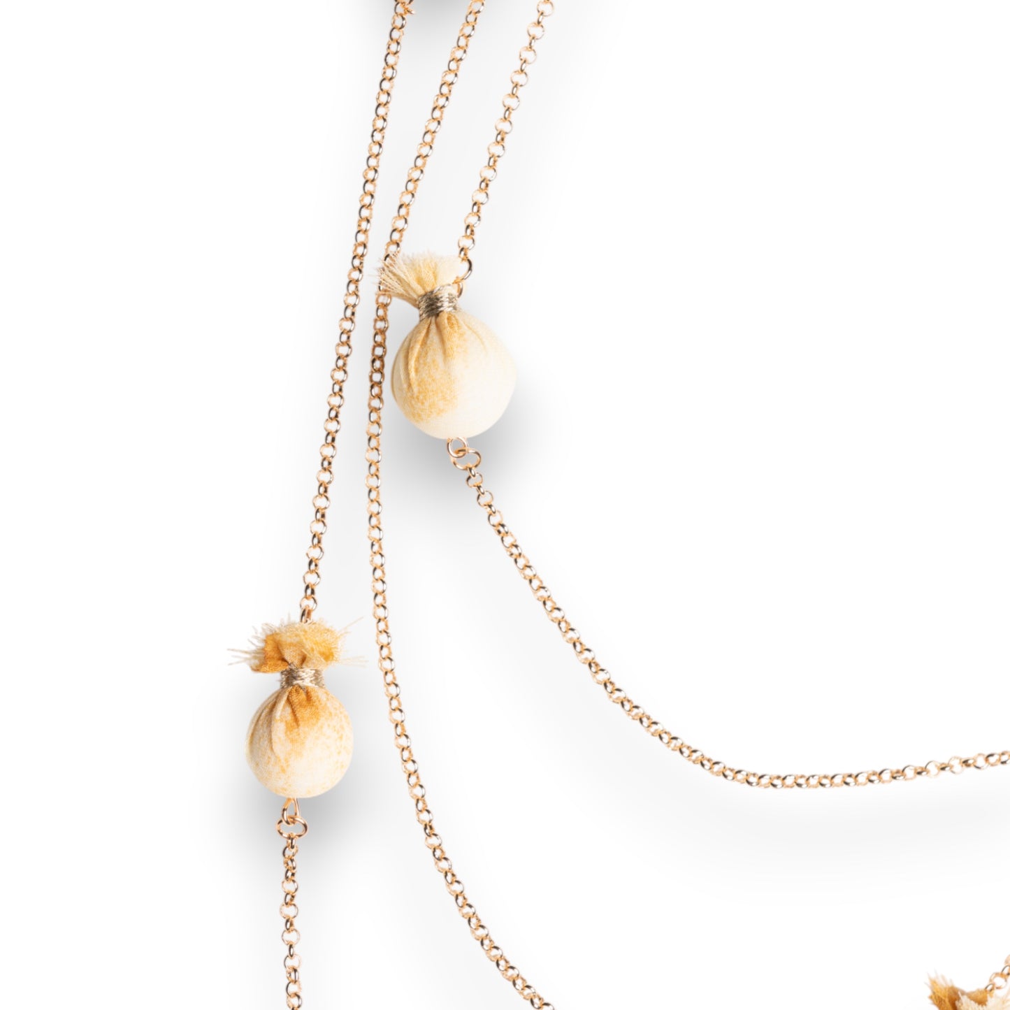 Collana lunga a tre fili in catena sottile con caramelle in cotone tono beige
