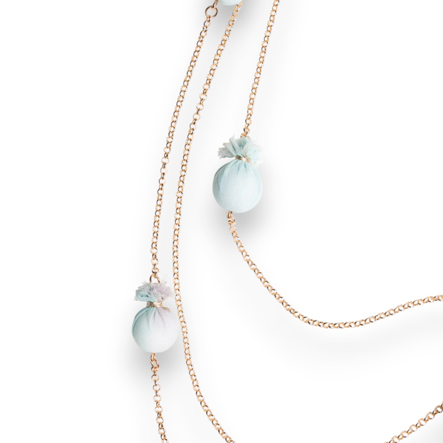 Collana lunga a tre fili in catena sottile con caramelle in cotone tono azzurro