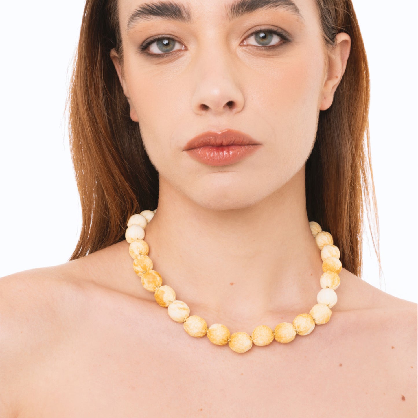 Collana girocollo con caramelle in cotone tono beige