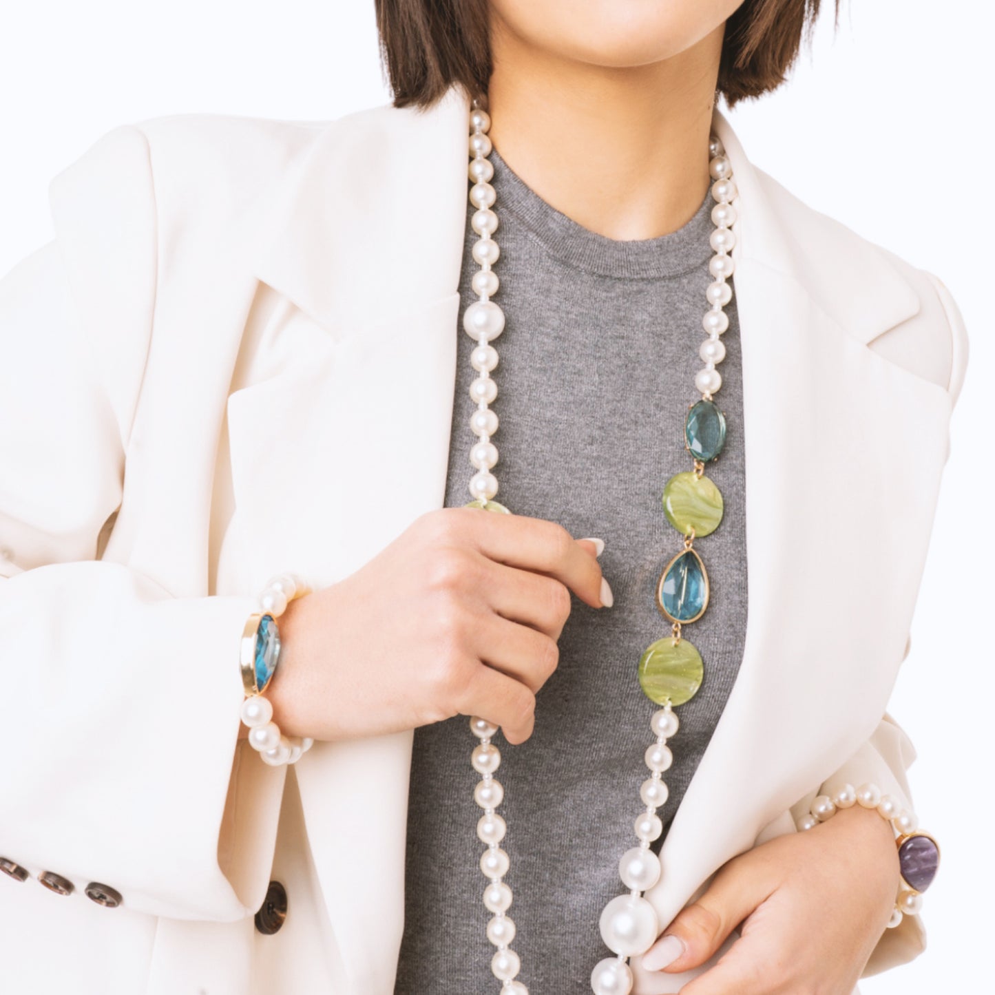 Collana lunga con perle in acrilico ed inserti tono verde e blu