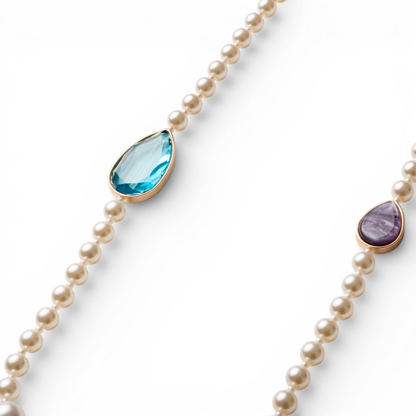 Collana lunga con perle in acrilico ed inserti in resina viola e blu