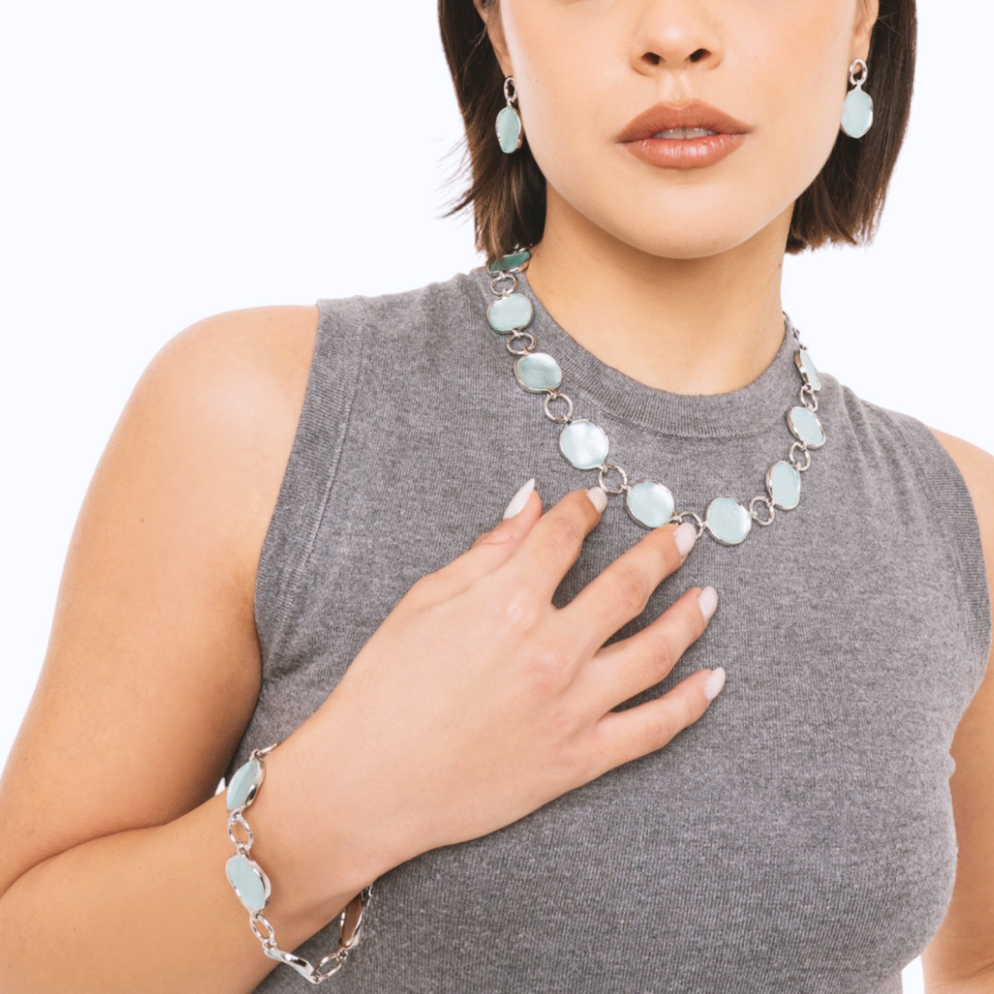 Collana girocollo con design circolare smaltato celeste