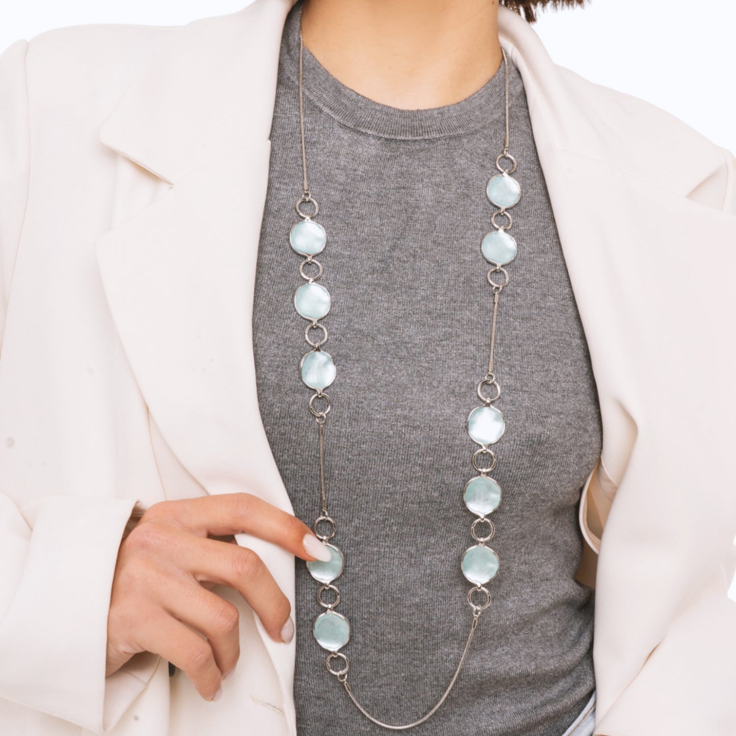 Collana lunga a filo con design circolare smaltato celeste