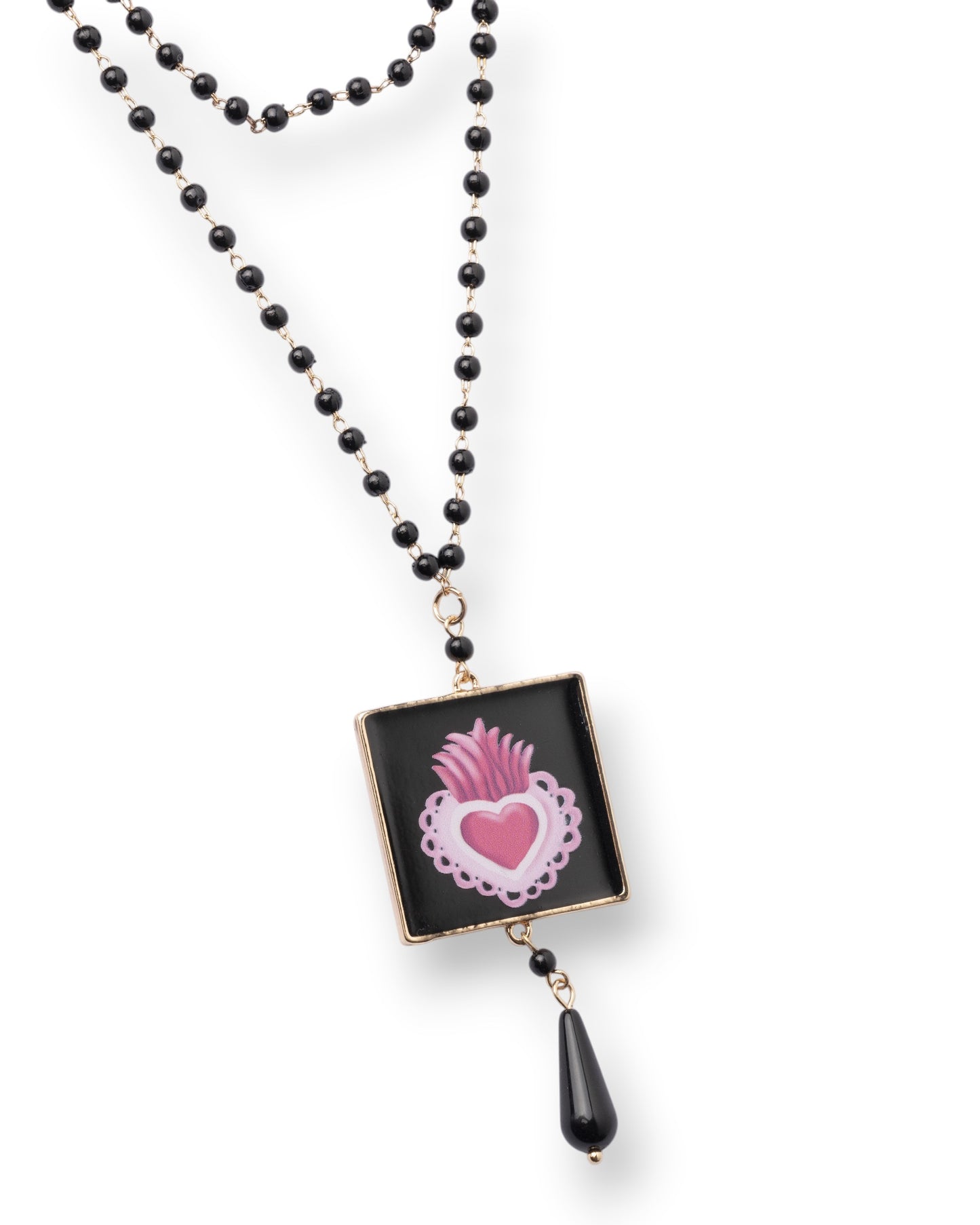 Collana a due fili con pietre in vetro e pendente quadrato con cuore sacro fucsia