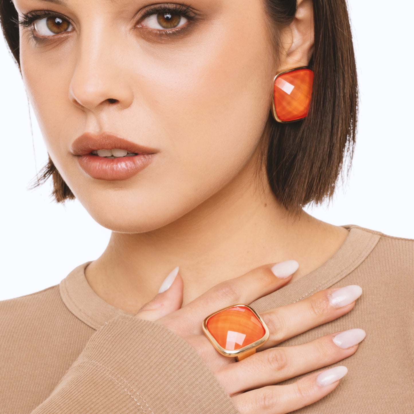 Anello elastico in metallo con pietra in resina quadrata arancio