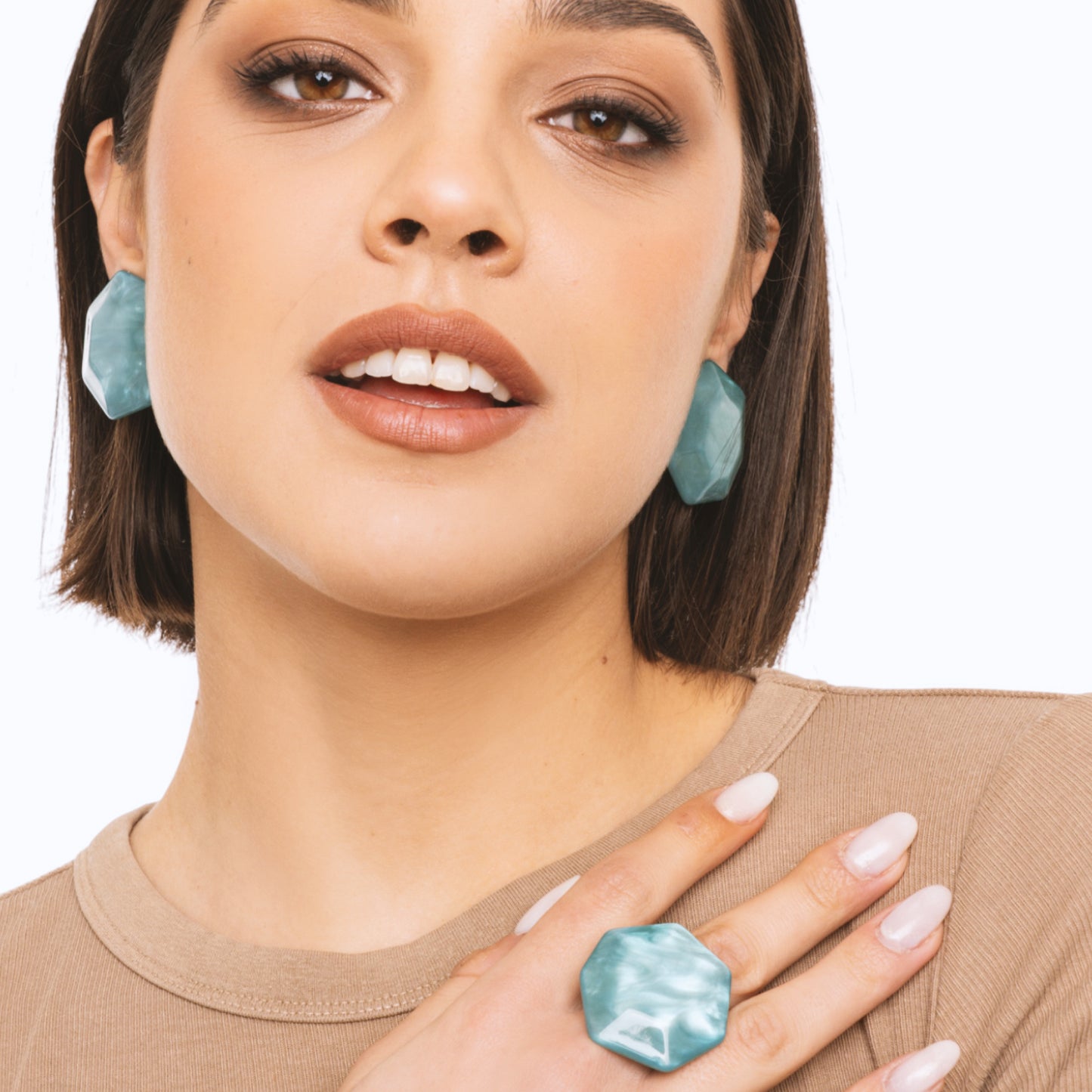 Anello elastico in metallo con pietra esagonale in acrilico marmorizzata blu