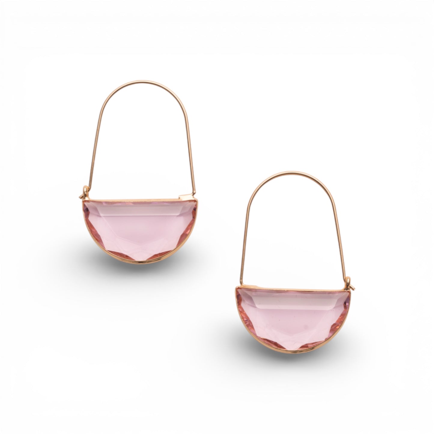 Orecchini con filo in ottone e pietra in vetro rosa