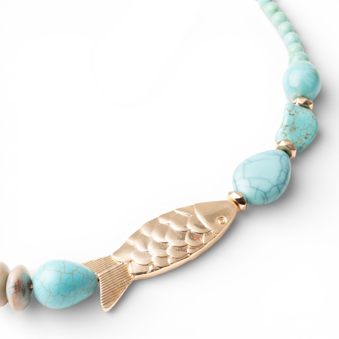 Collana girocollo con pietre in acrilico turchese e pesciolino in metallo