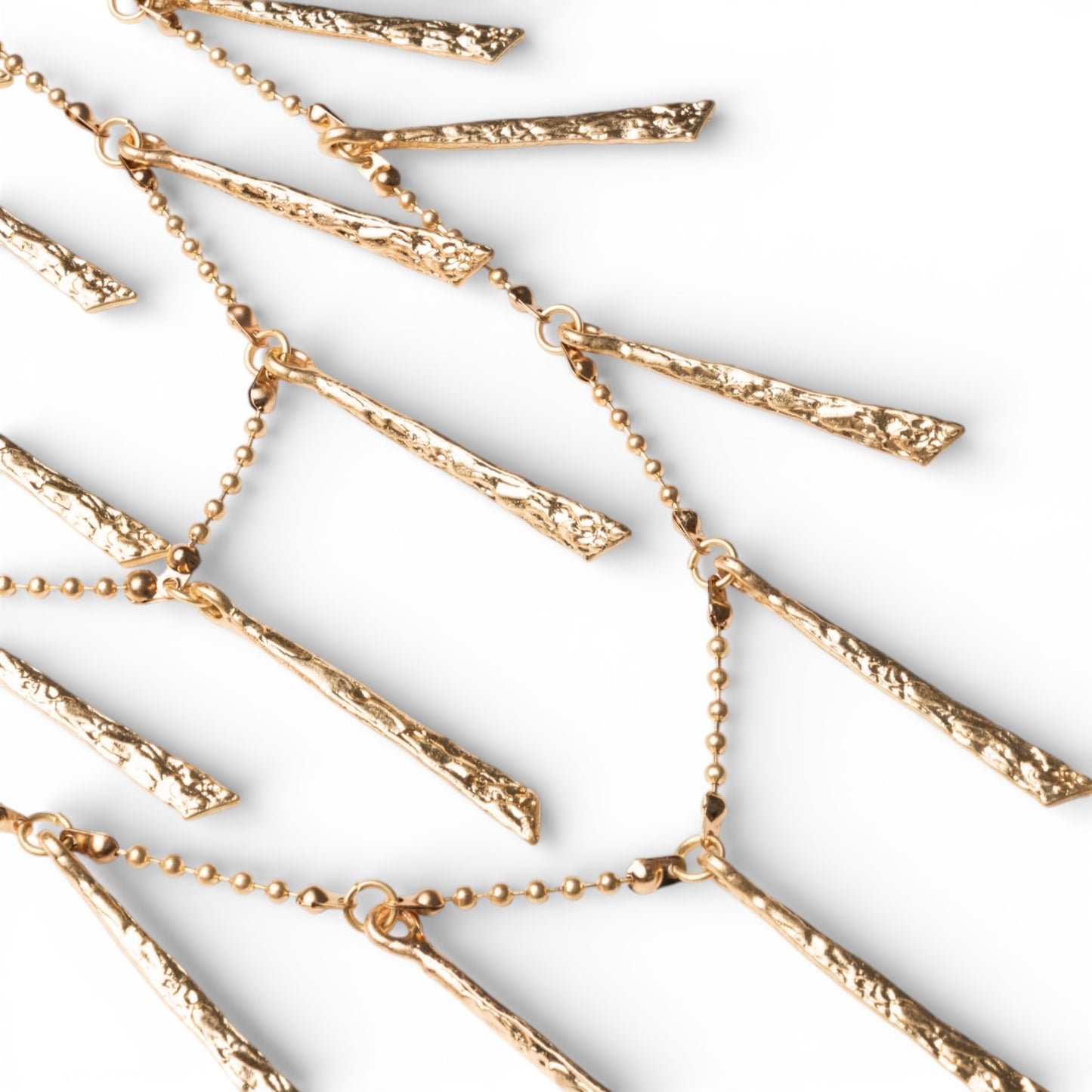 Collana lunga a catena a tre fili con pendenti geometrici