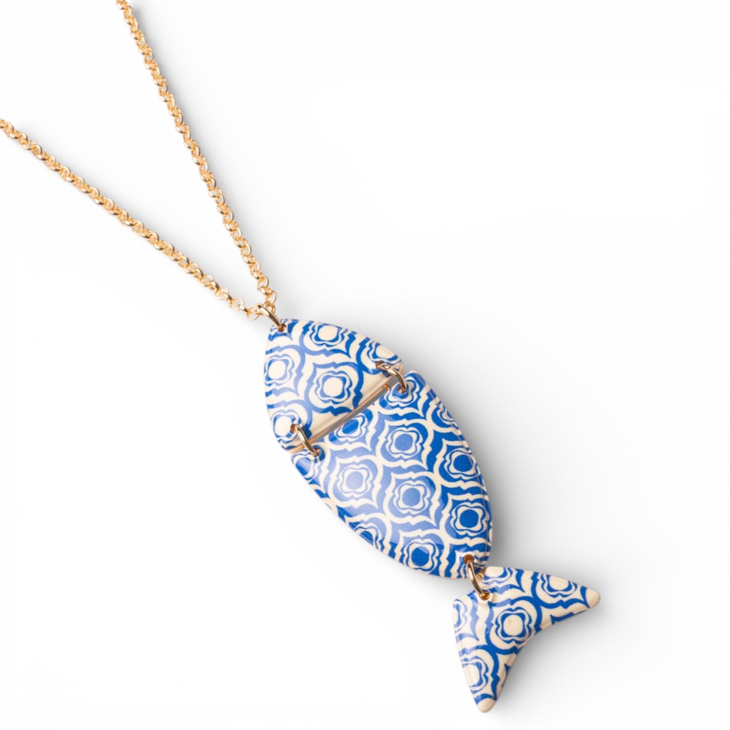 Collana lunga a catena sottile con pendente a pesciolino con texture tono blu