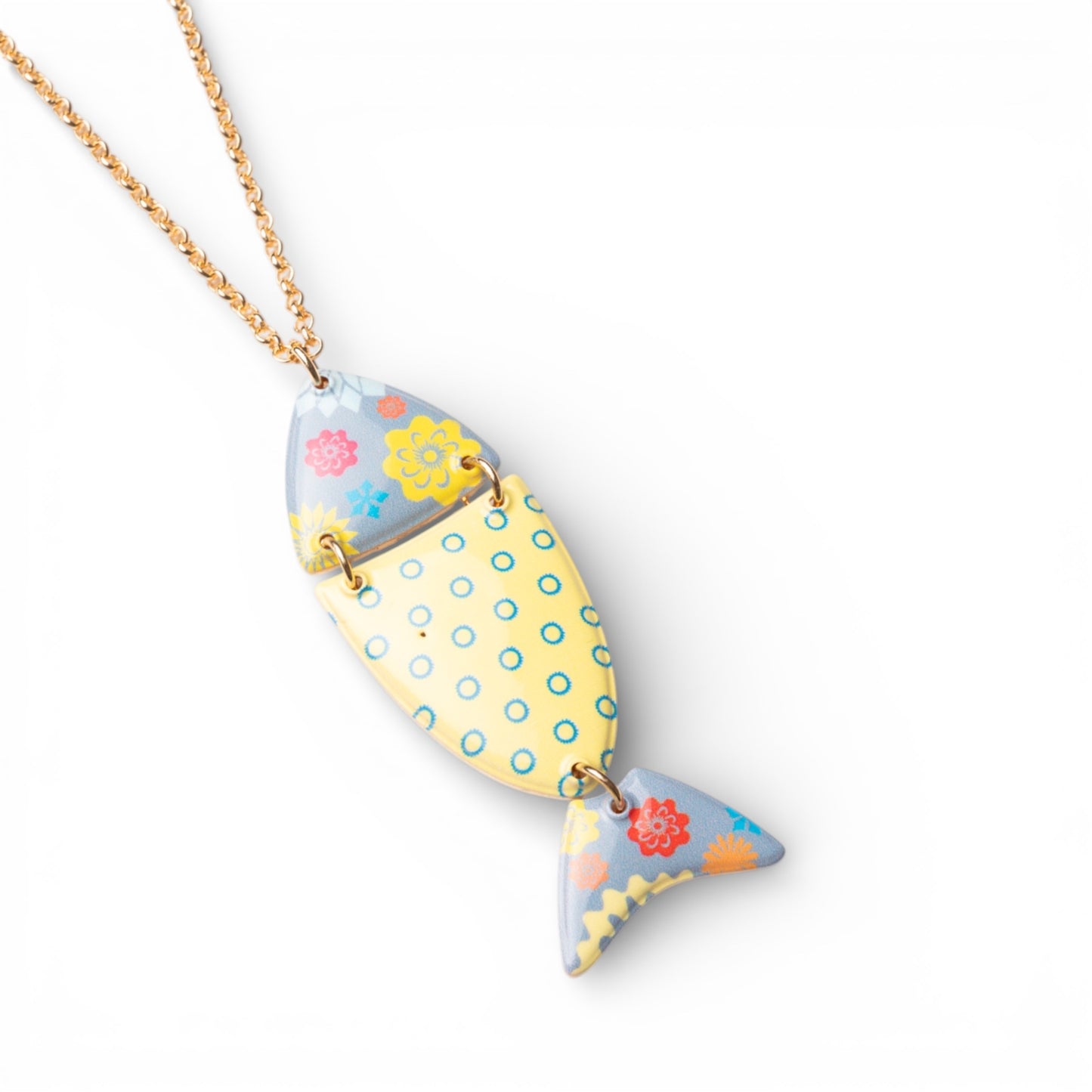 Collana lunga a catena sottile con pendente a pesciolino con texture gialla ed azzurra