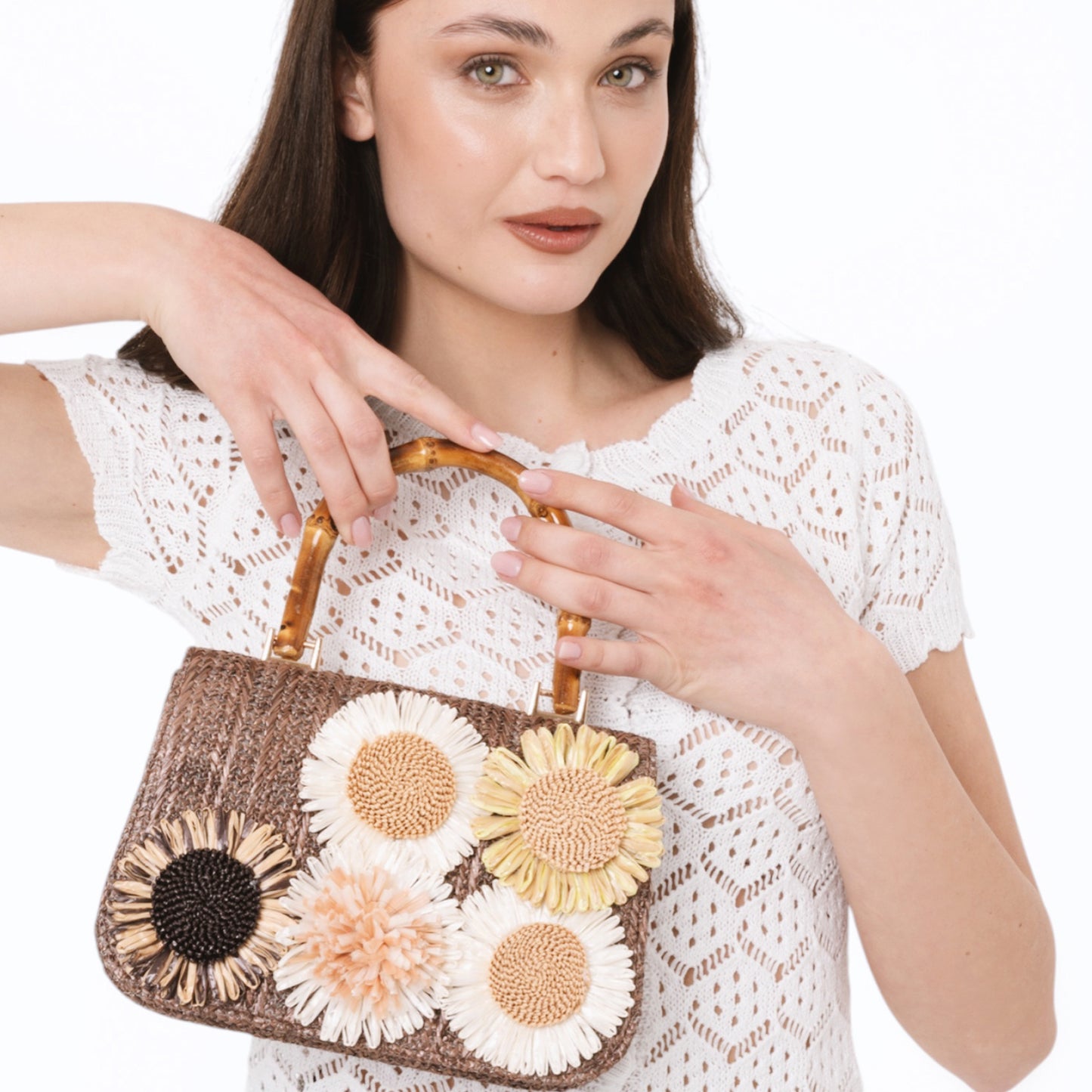 Borsa marrone con manico e fiori a rilievo