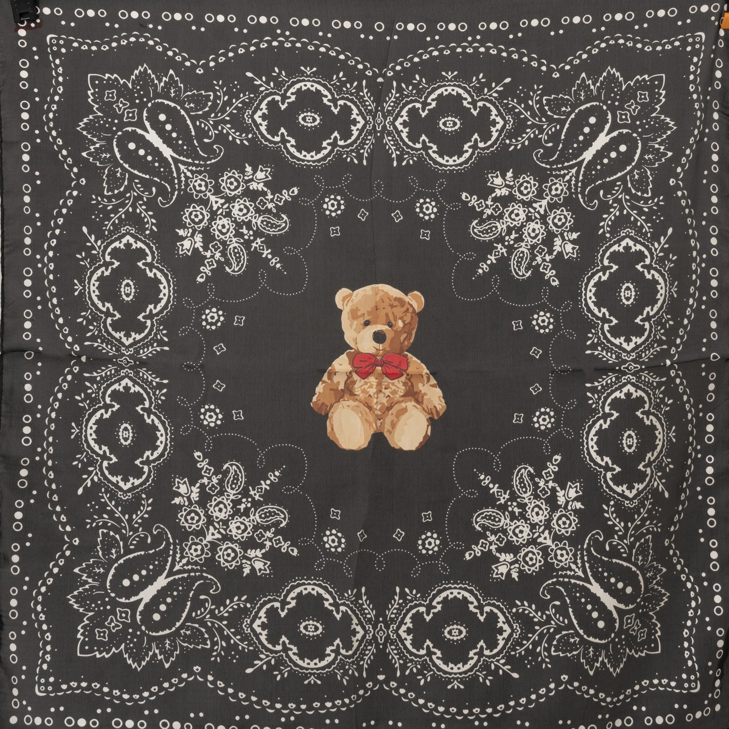 Foulard in seta nero con stampa ad orsacchiotto