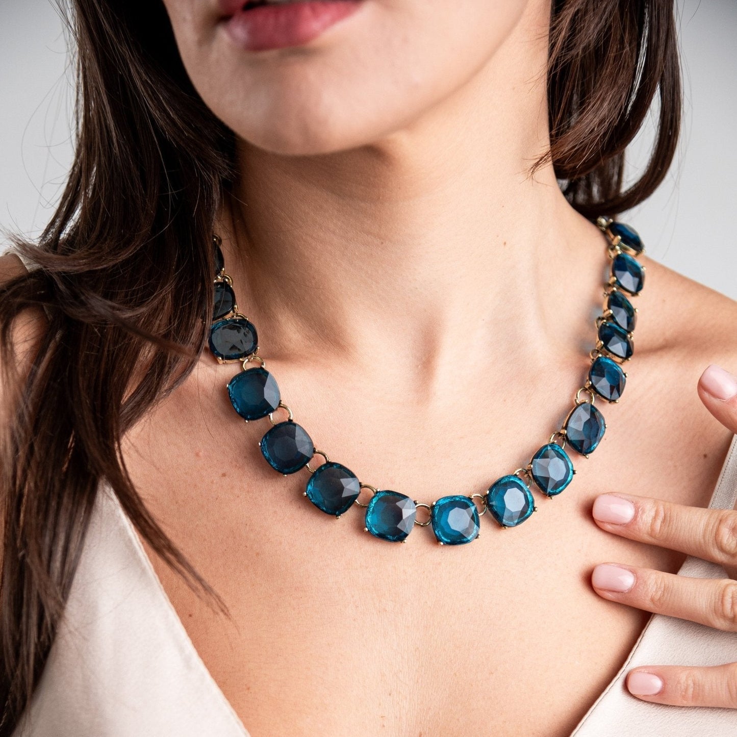 Girocollo in metallo colore bronzo, con pietre in resina trasparenti ottanio - Mya Accessories