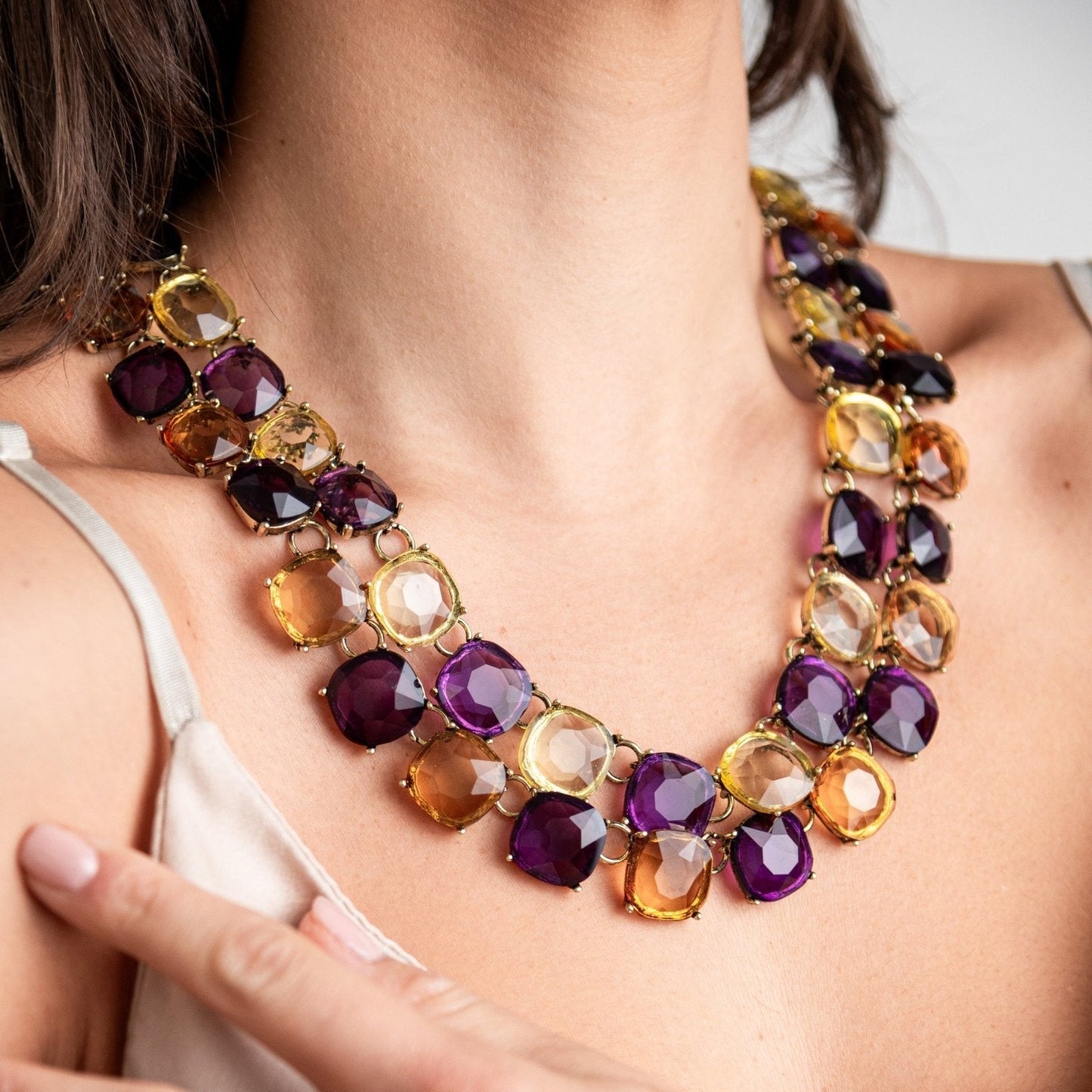 Girocollo in metallo colore bronzo, con pietre in resina trasparenti viola e arancio - Mya Accessories