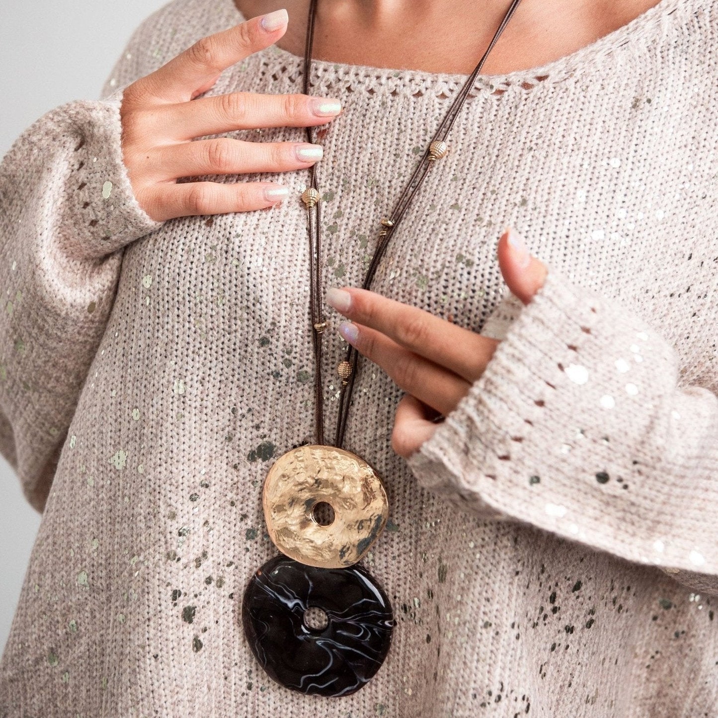 collana-laccio-acrilico-donut-nera-3-Mya Accessories