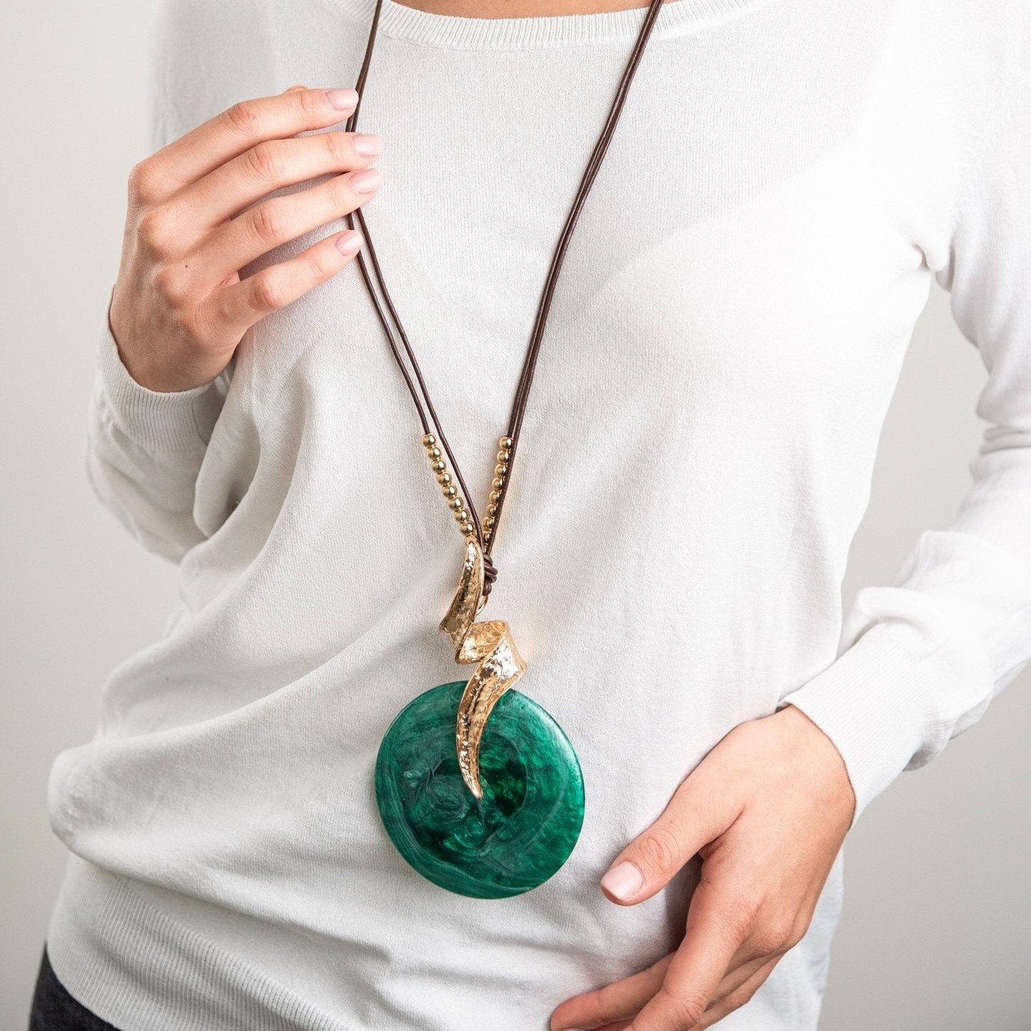 Collana lunga con laccio nero, pendente circolare in resina verde - Mya Accessories