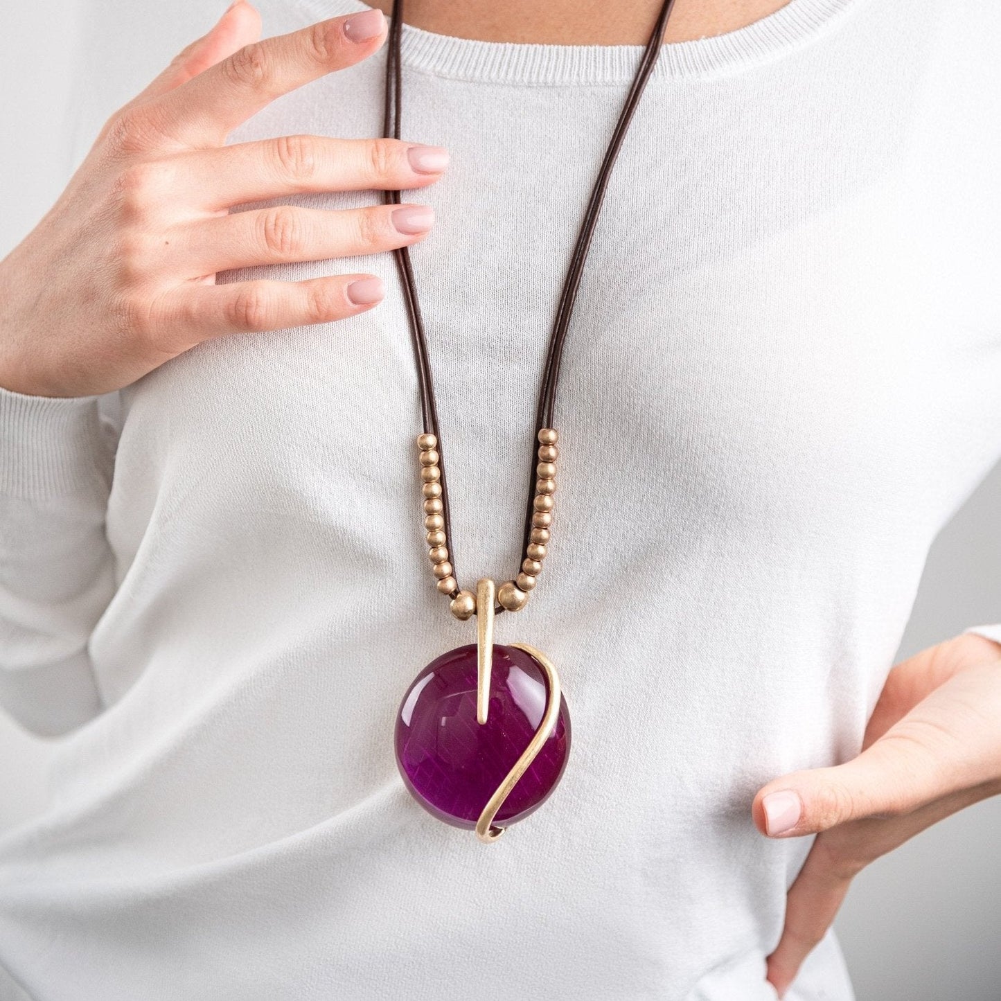 Collana lunga con laccio nero, pendente circolare in resina viola - Mya Accessories