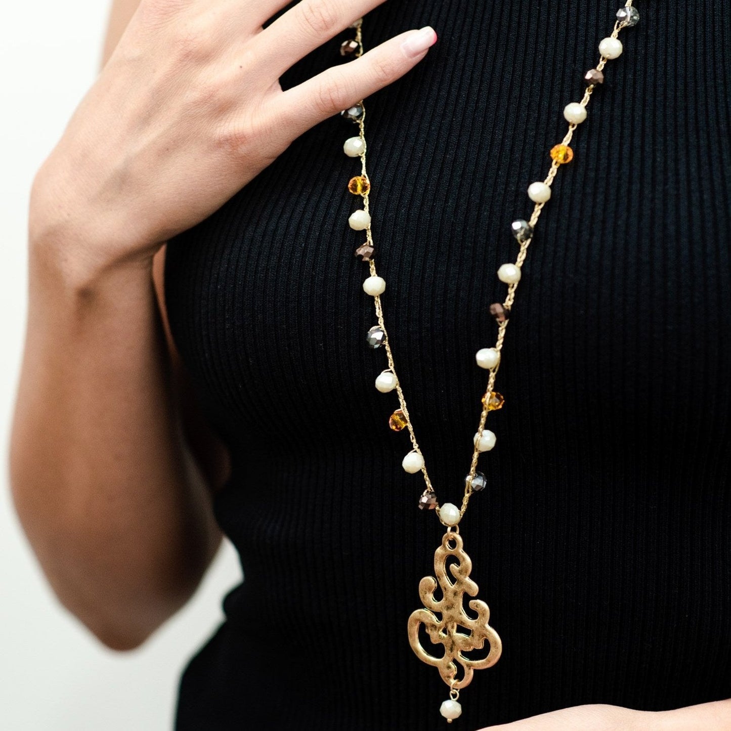 Collana lunga con microcristalli giallo e beige con pendente - Mya Accessories