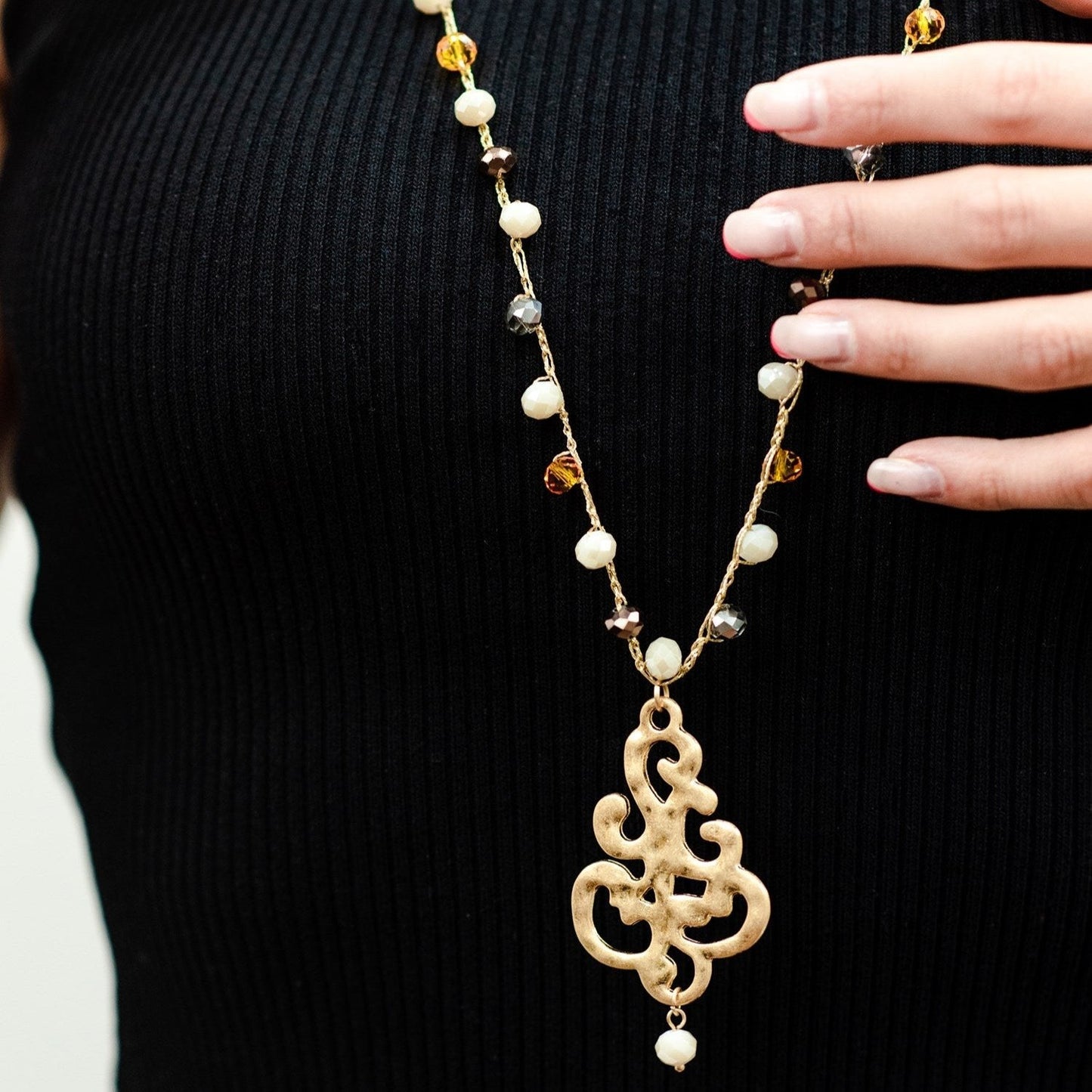 Collana lunga con microcristalli giallo e beige con pendente - Mya Accessories