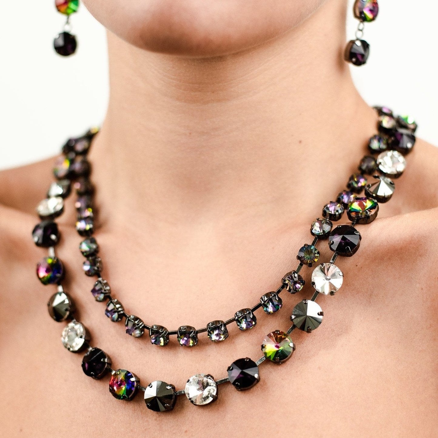 Collana in metallo gun con pietre in vetro sui toni del viola - Mya Accessories