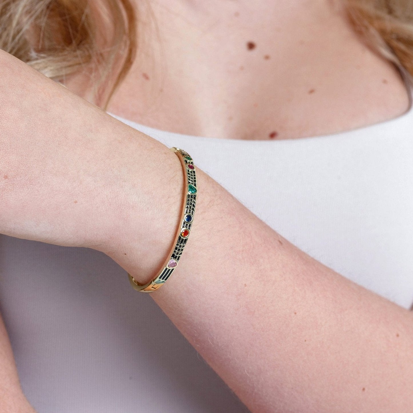 Bracciale in ottone a manetta smaltato nero con zirconi a cuoricini multicolore - Mya Accessories