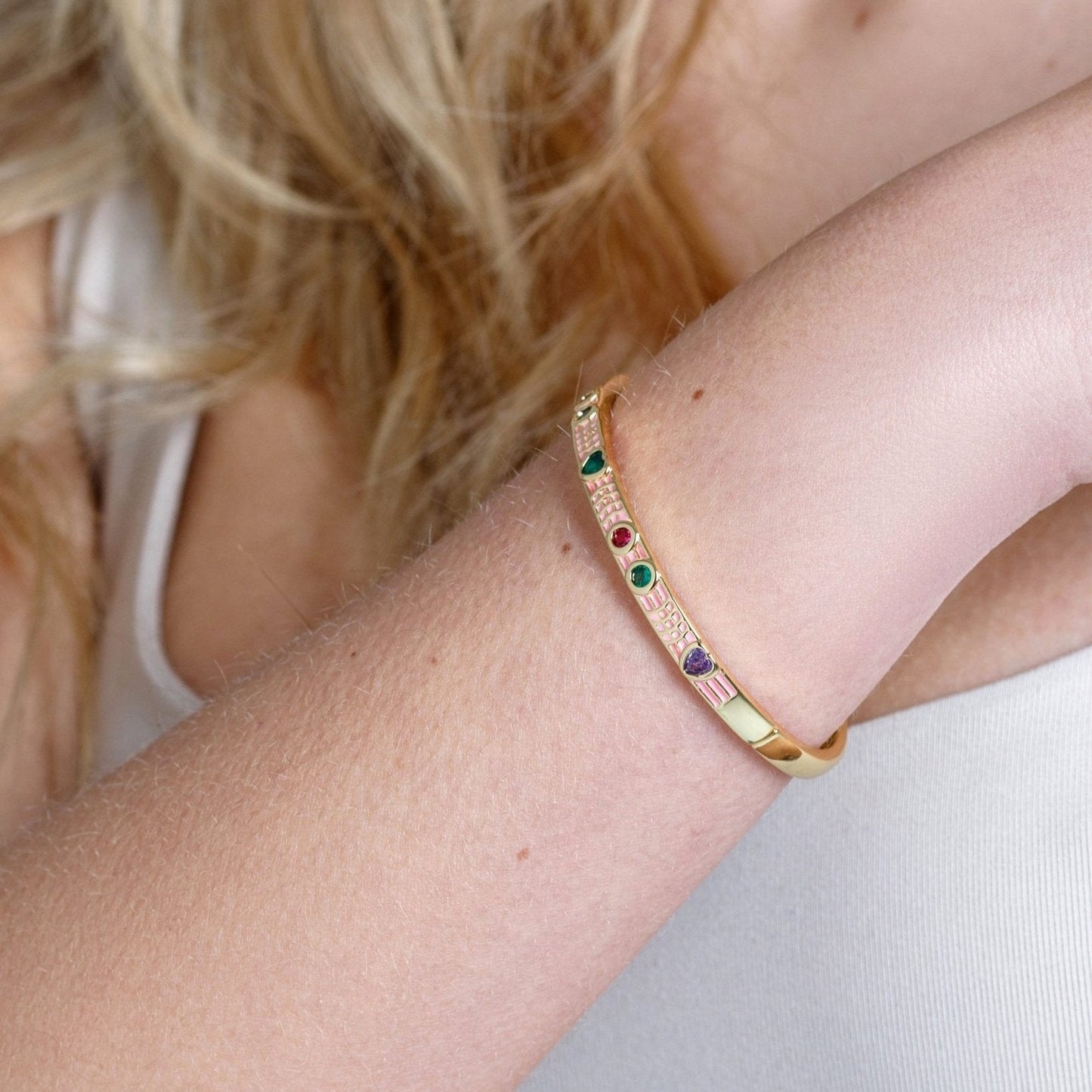 Bracciale in ottone a manetta smaltato rosa con zirconi a cuoricini multicolore - Mya Accessories