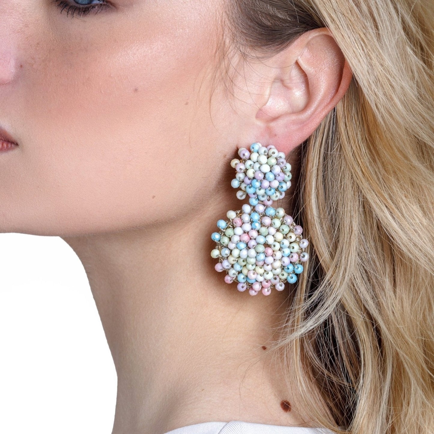 Orecchini in ottone pendenti retrò circolari con microcristalli multi rosa - Mya Accessories