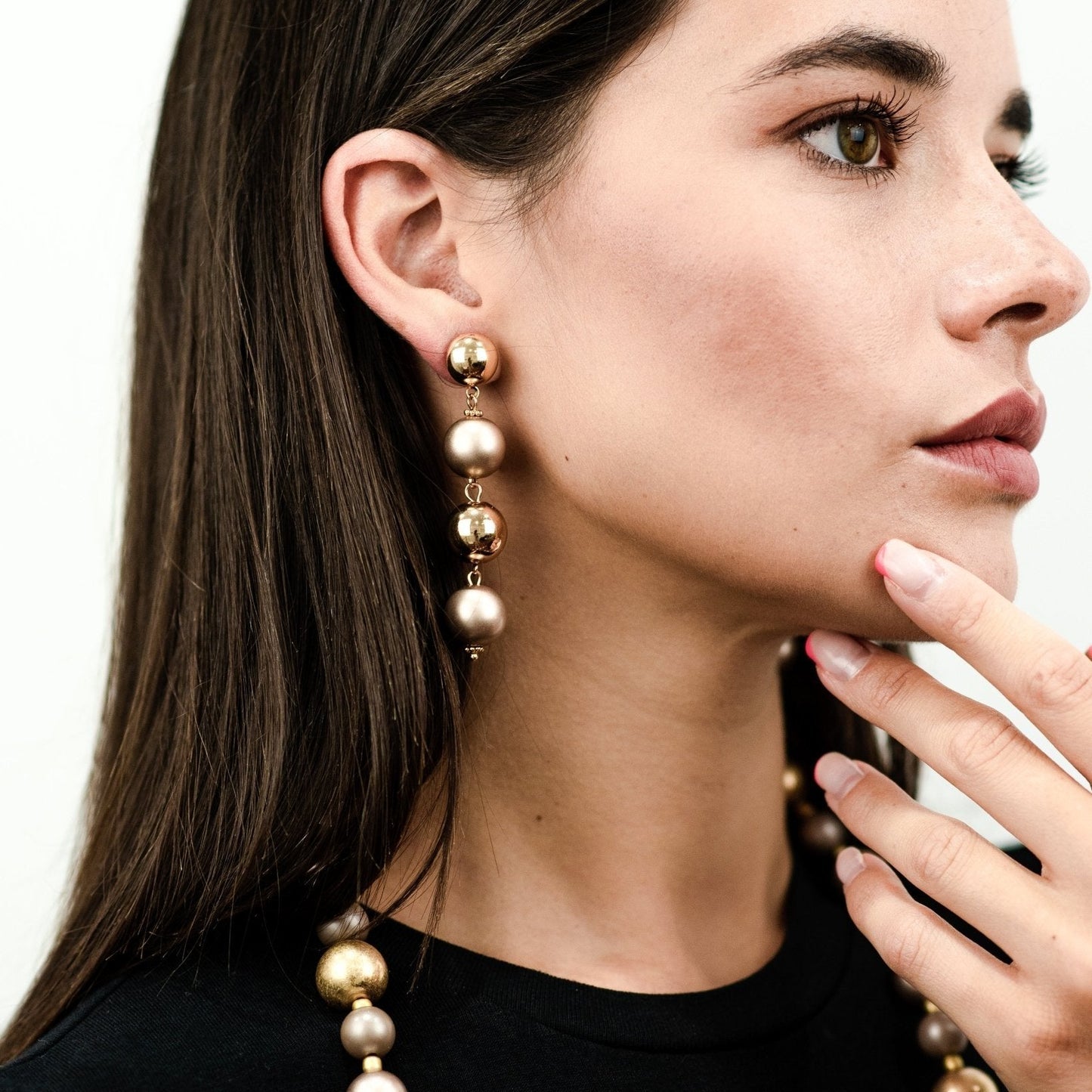 Orecchini balls in acrilico di colore fango e oro - Mya Accessories